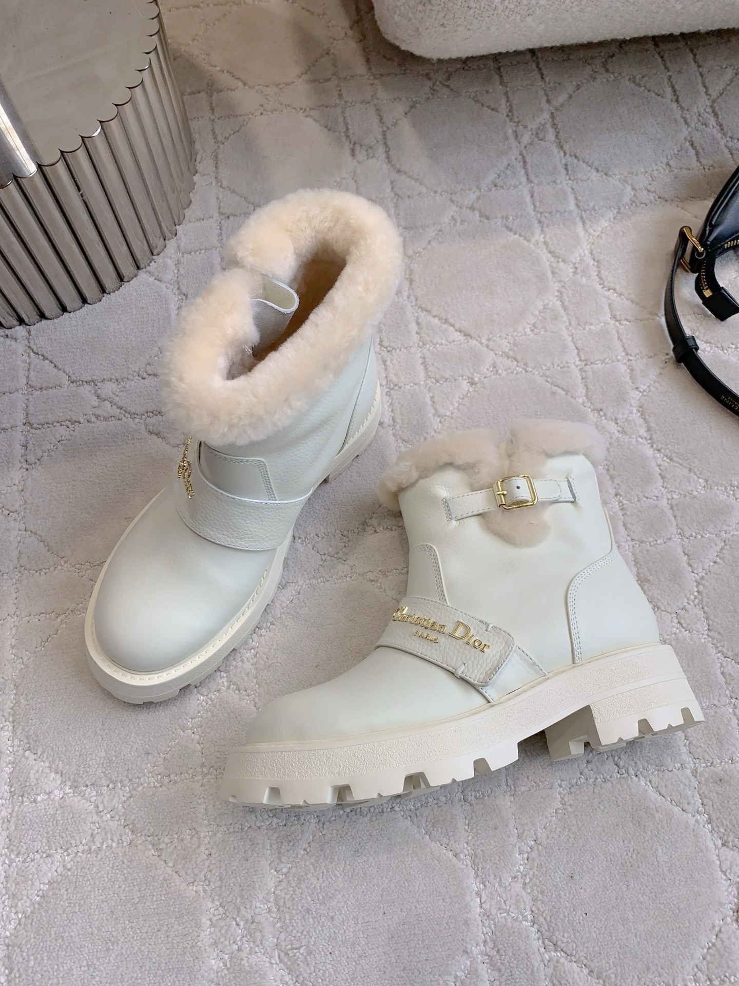 DIOR 디올 양털 부츠 아이보리 7