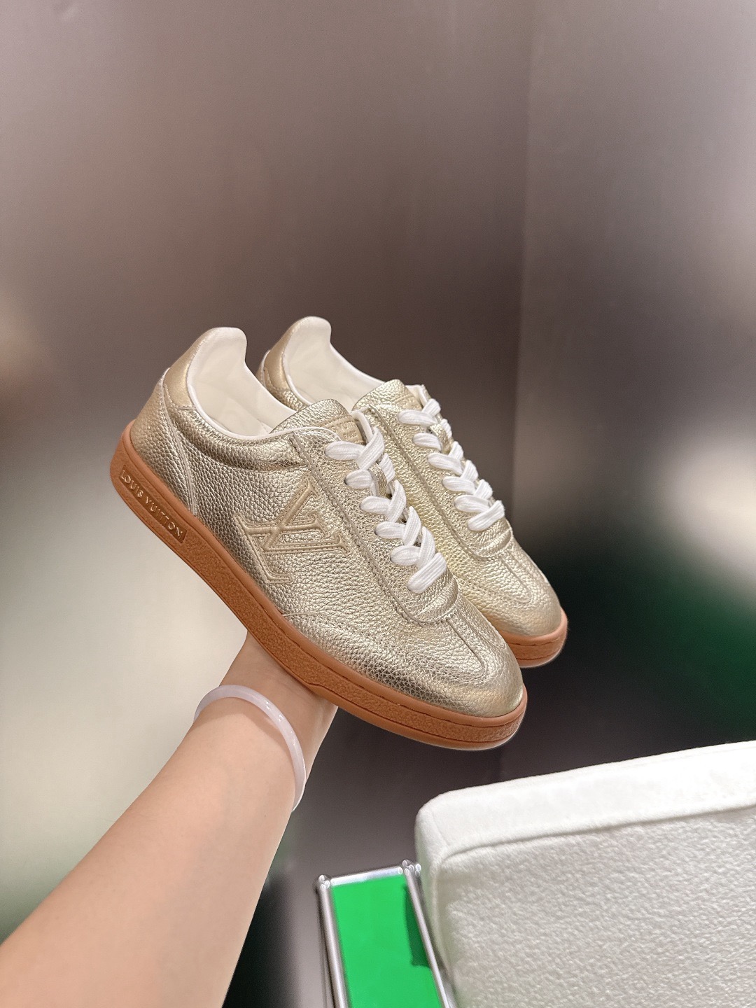 LOUIS VUITTON 루이비통 스니커즈 골드 4