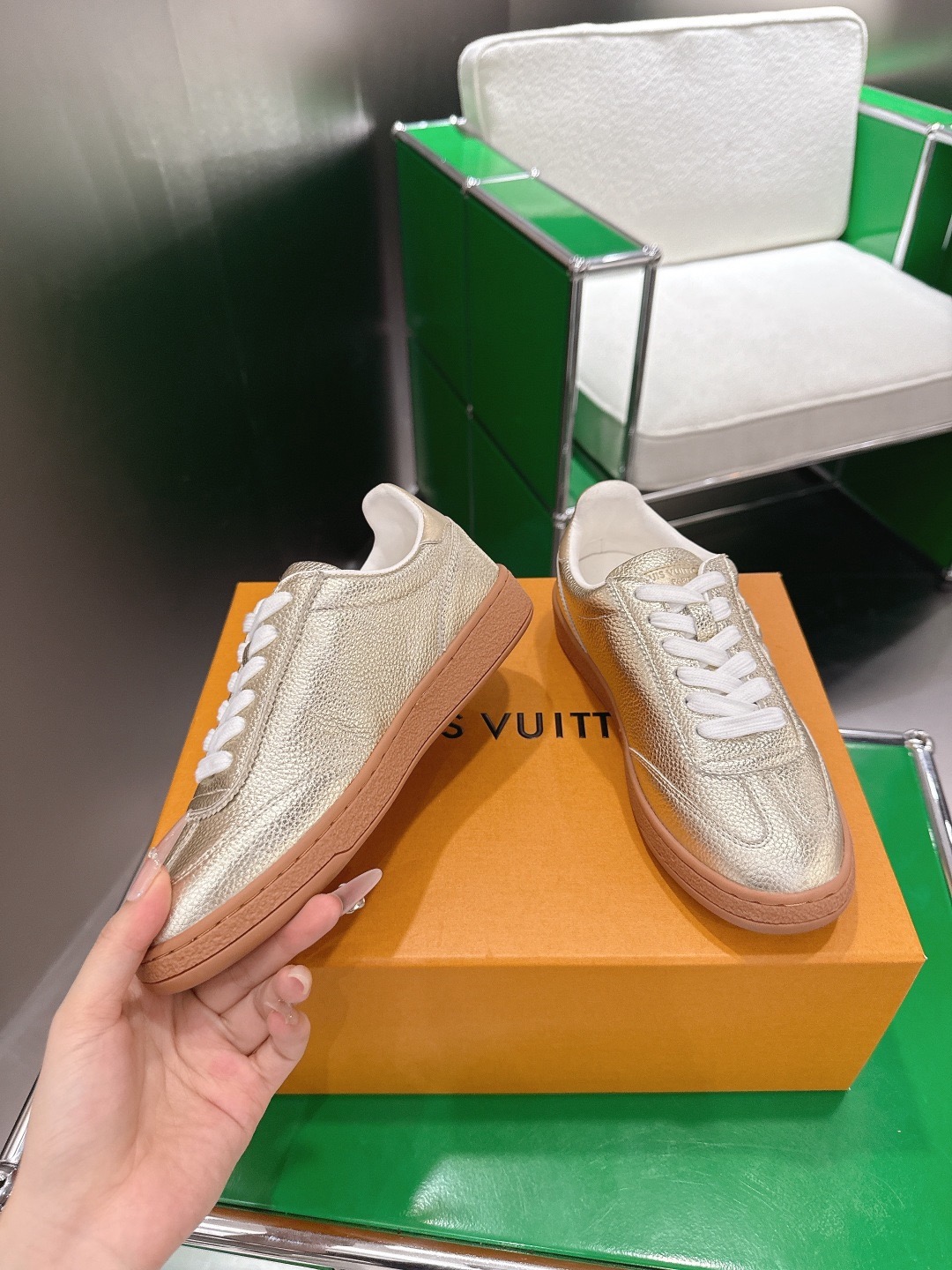 LOUIS VUITTON 루이비통 스니커즈 골드 5