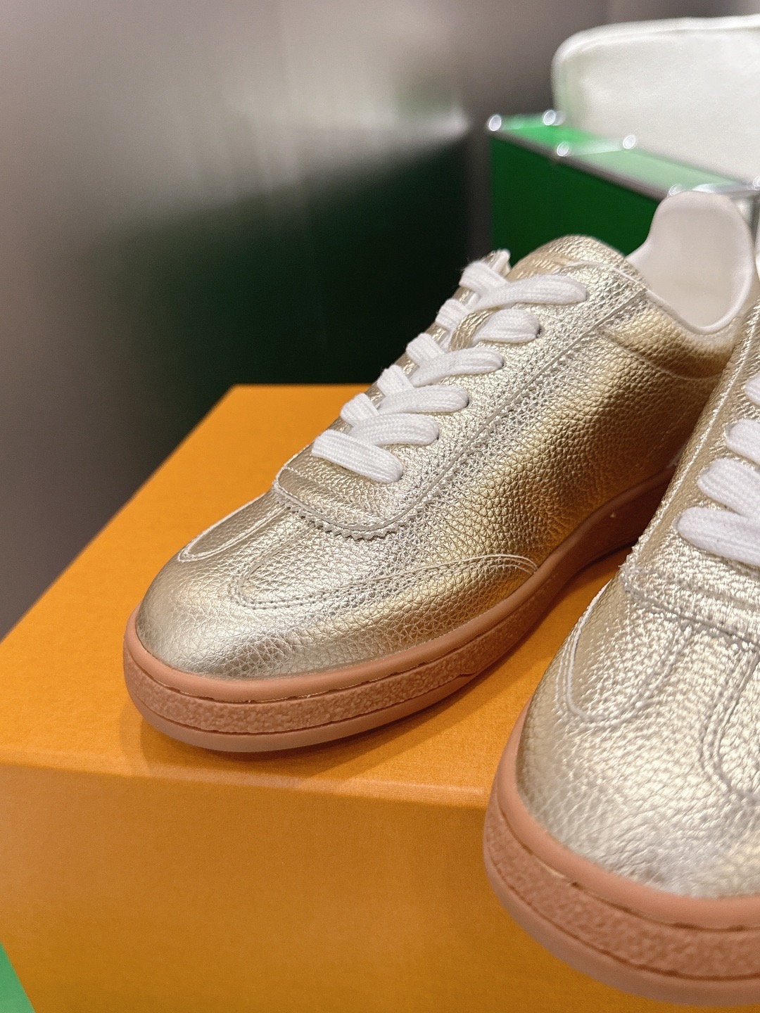 LOUIS VUITTON 루이비통 스니커즈 골드 7