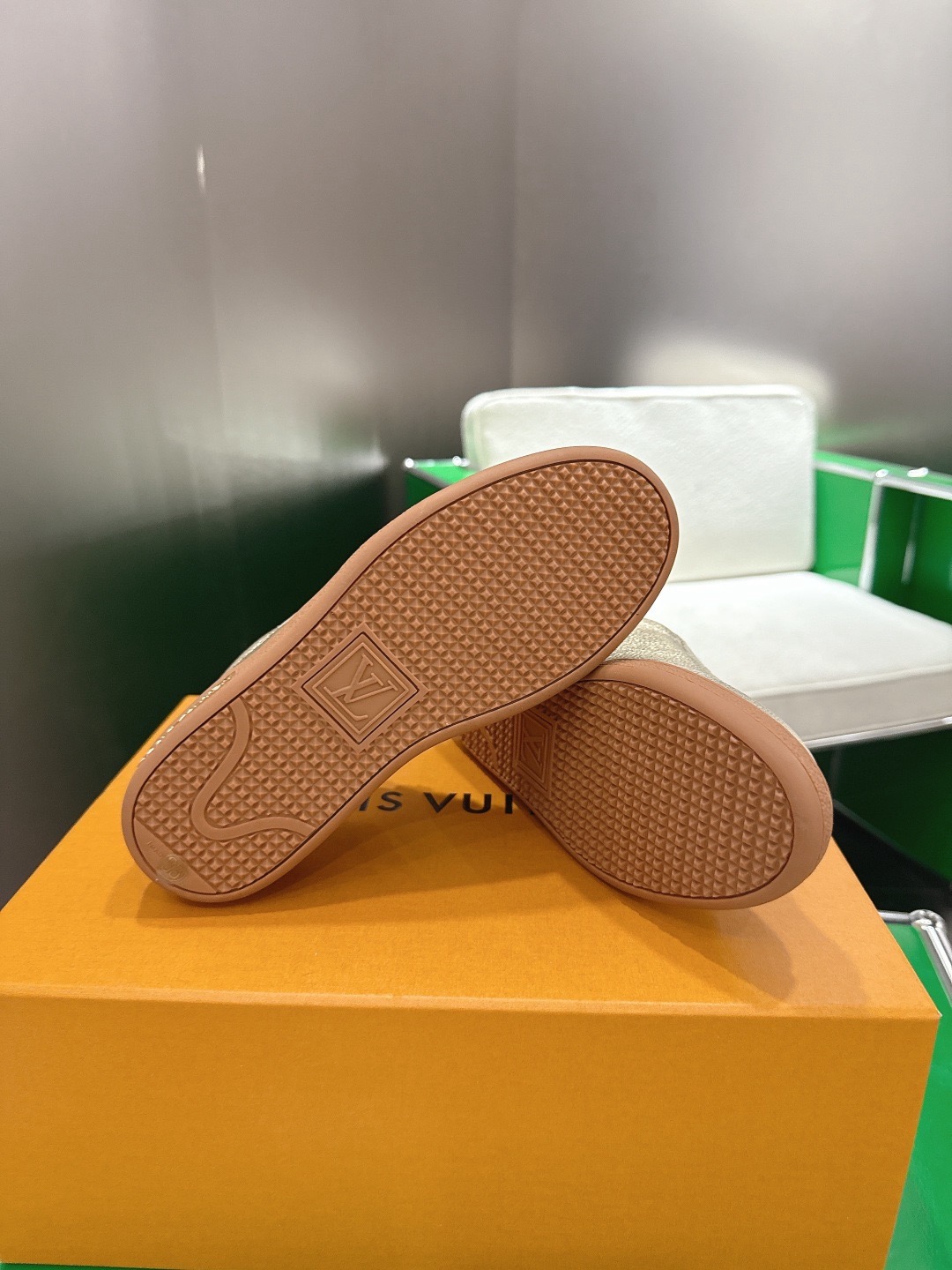 LOUIS VUITTON 루이비통 스니커즈 골드 9