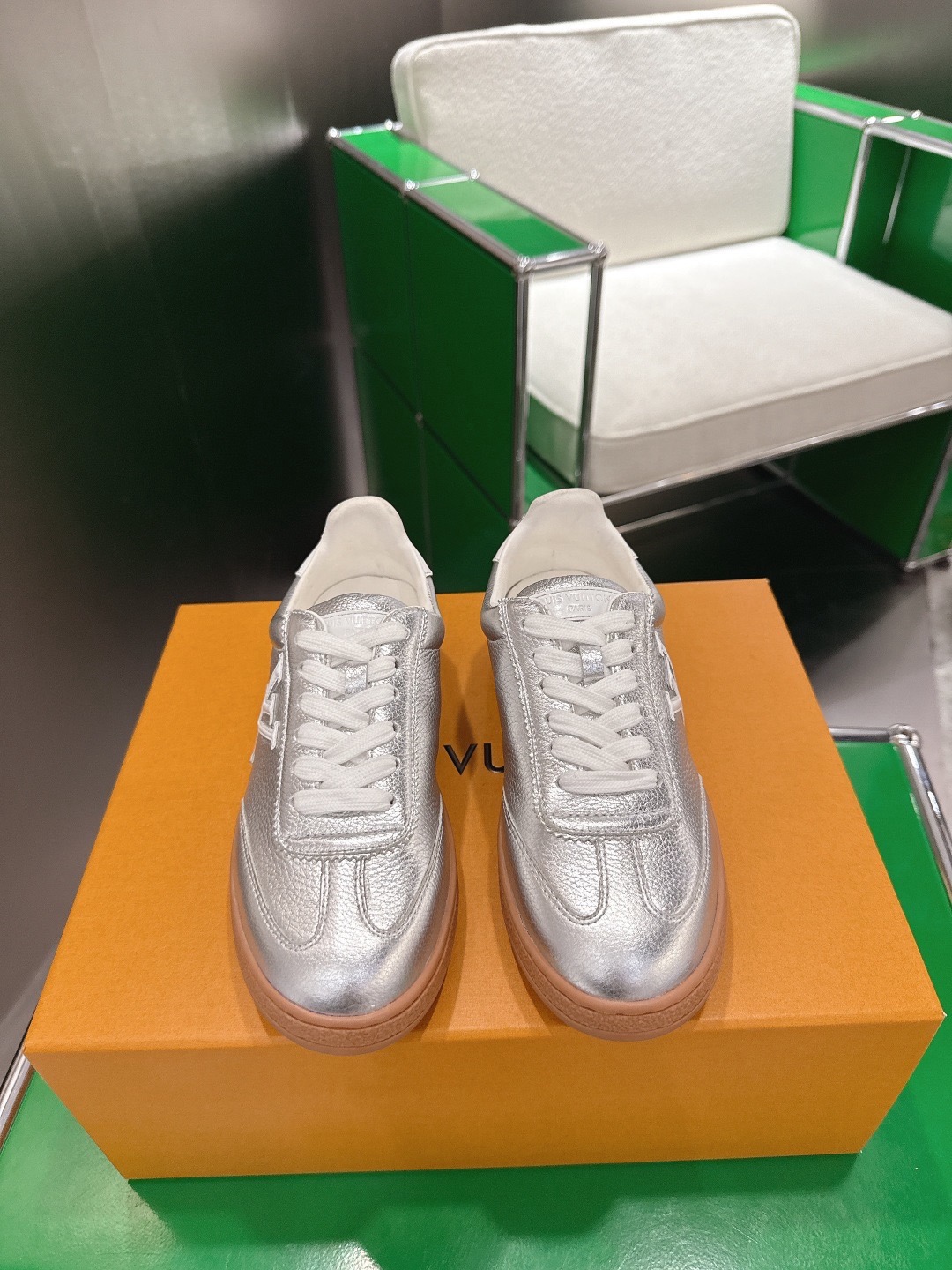 LOUIS VUITTON 루이비통 스니커즈 골드 1