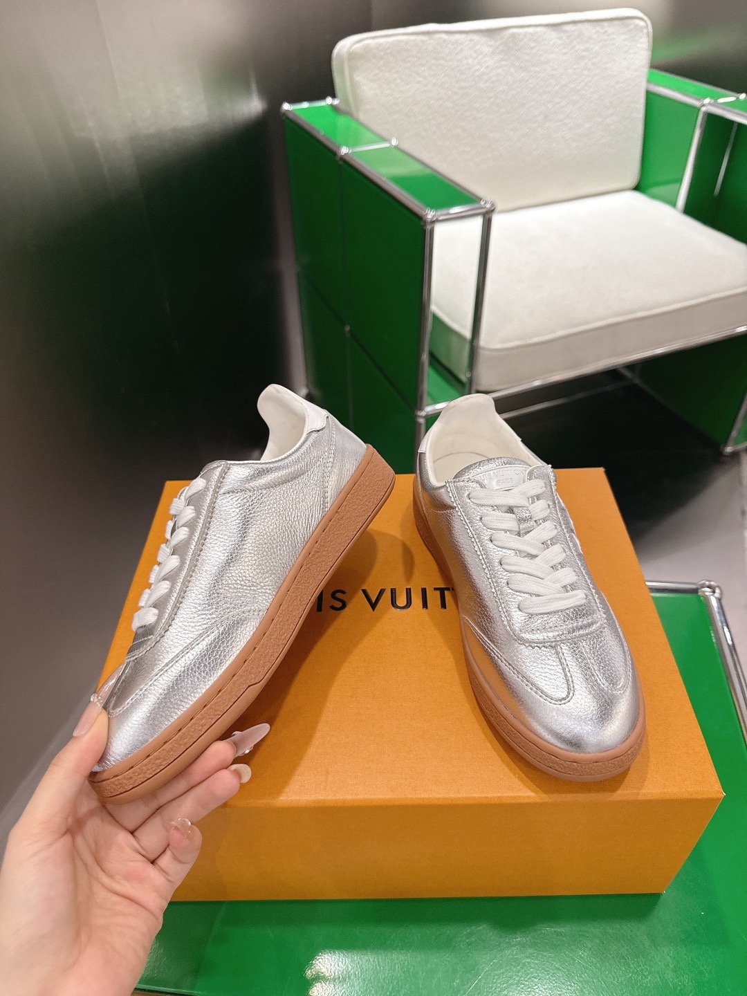 LOUIS VUITTON 루이비통 스니커즈 골드 3