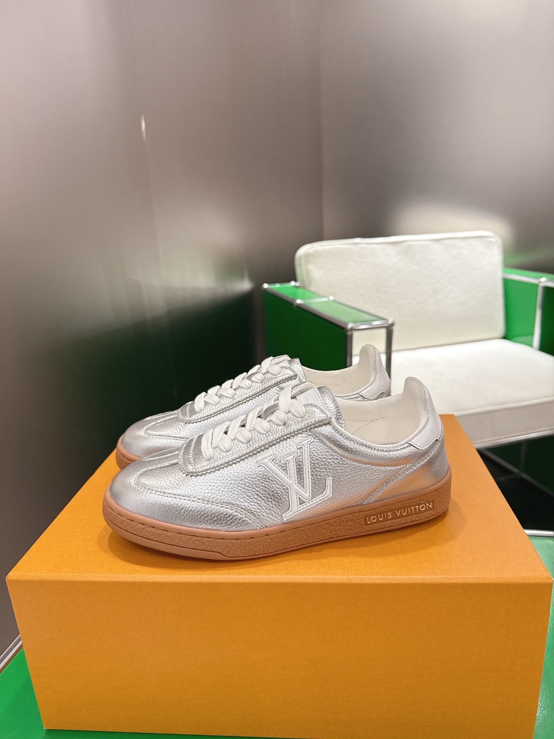LOUIS VUITTON 루이비통 스니커즈 골드 4