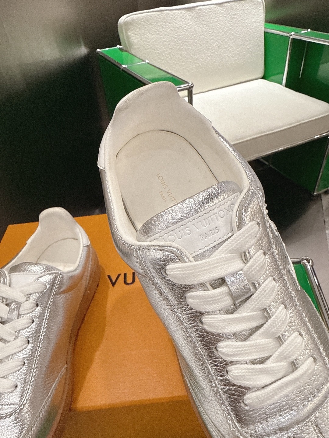 LOUIS VUITTON 루이비통 스니커즈 골드 6