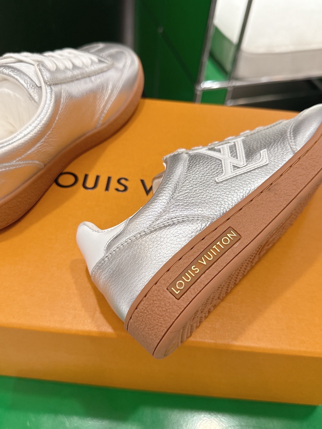 LOUIS VUITTON 루이비통 스니커즈 골드 7