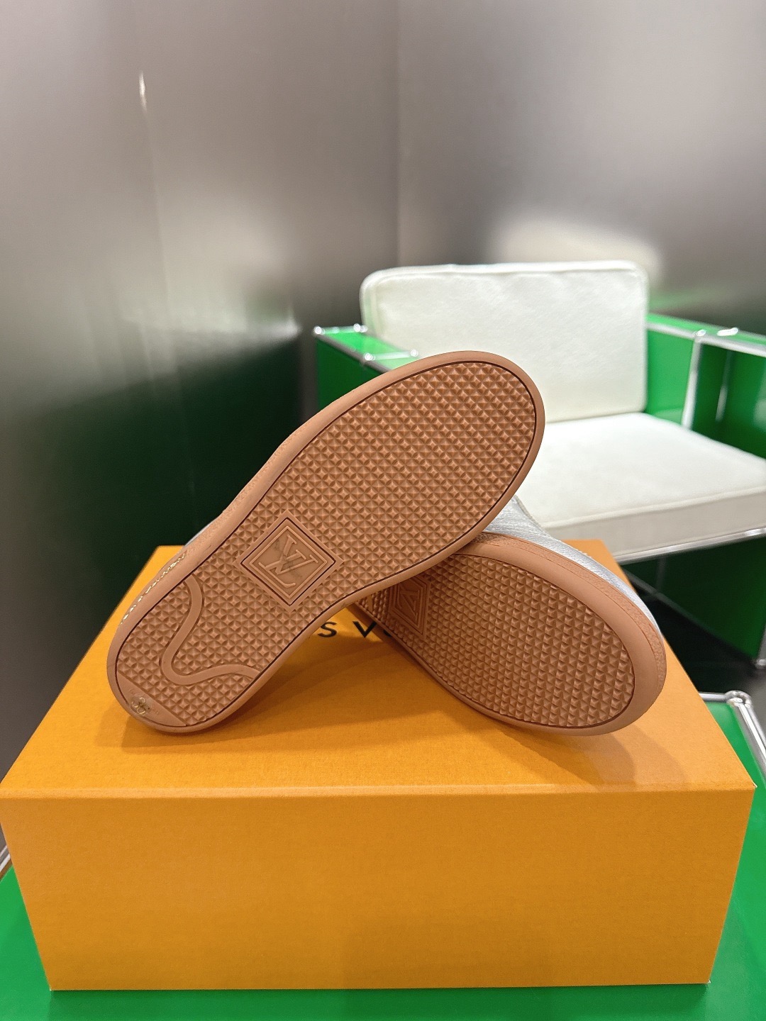 LOUIS VUITTON 루이비통 스니커즈 골드 9