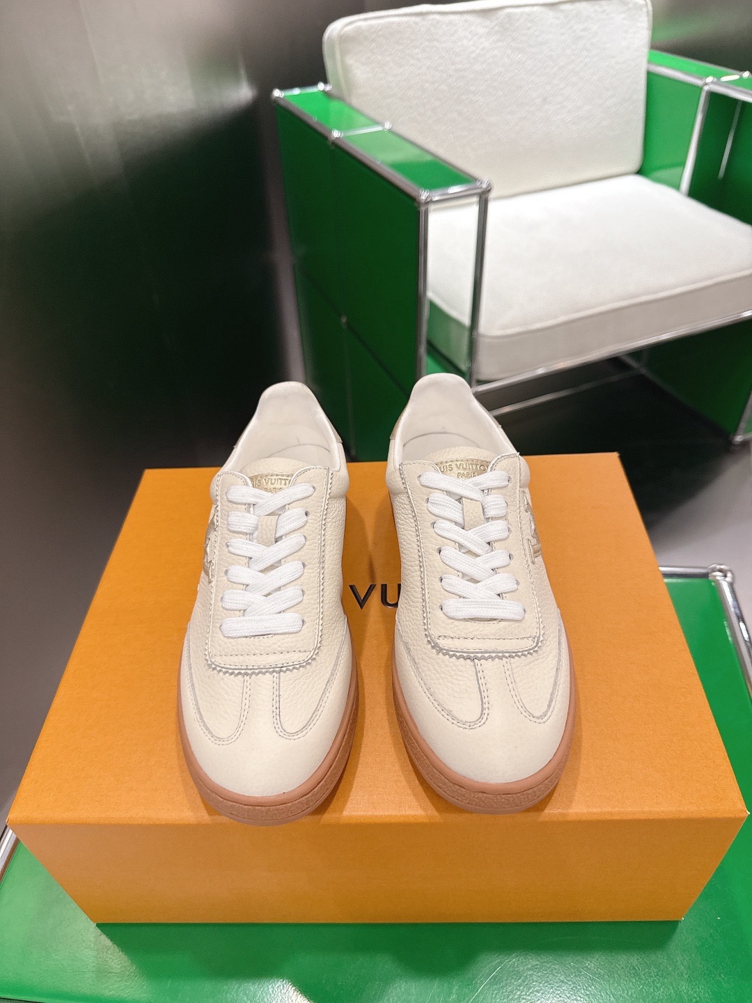 LOUIS VUITTON 루이비통 스니커즈 골드 1