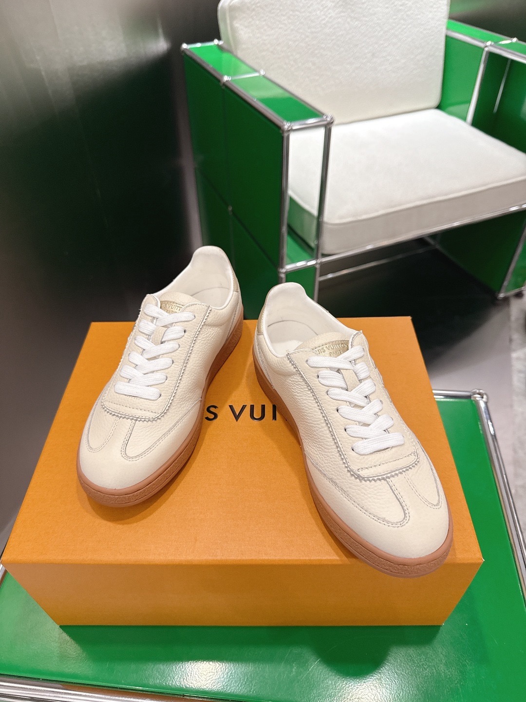 LOUIS VUITTON 루이비통 스니커즈 골드 2