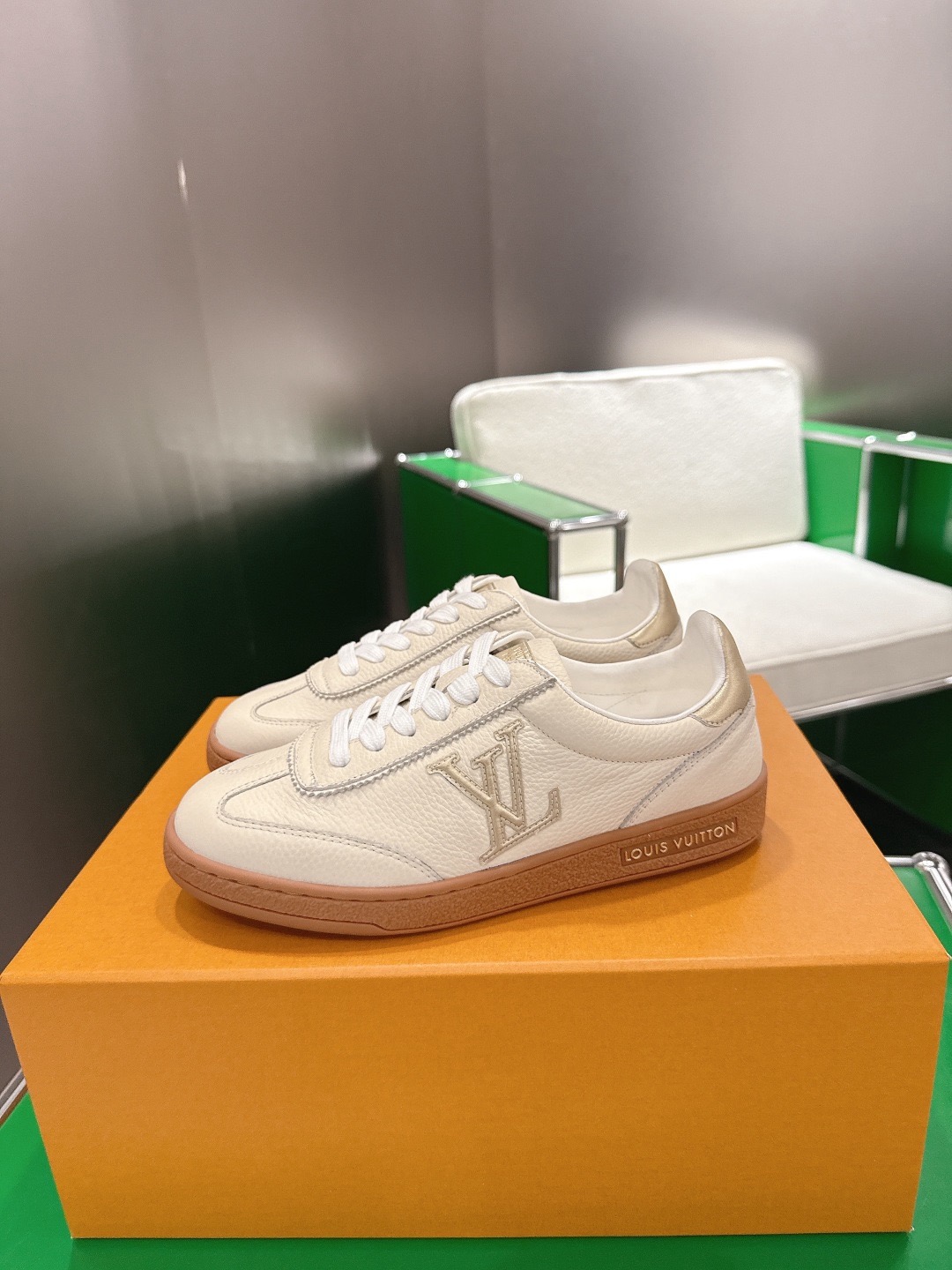 LOUIS VUITTON 루이비통 스니커즈 골드 4