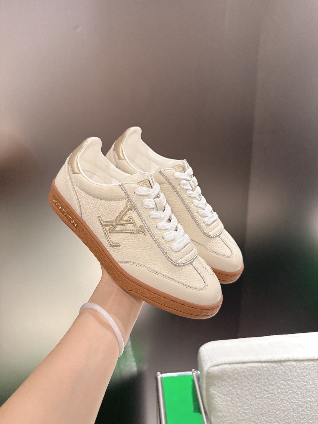 LOUIS VUITTON 루이비통 스니커즈 골드 5