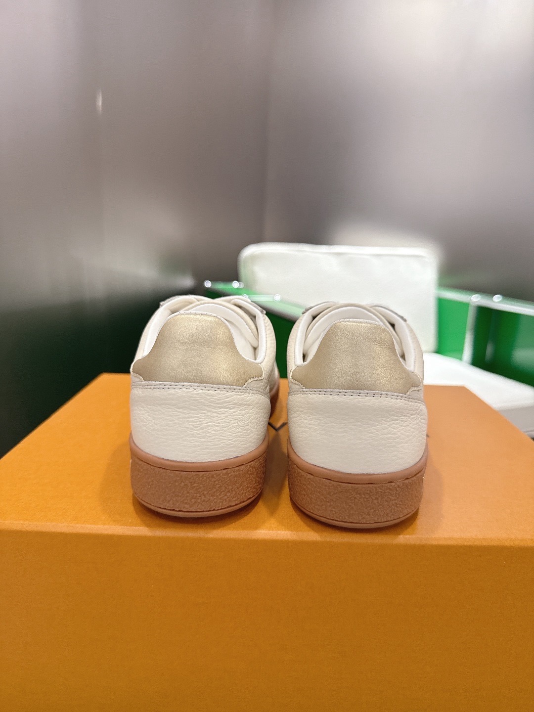 LOUIS VUITTON 루이비통 스니커즈 골드 8