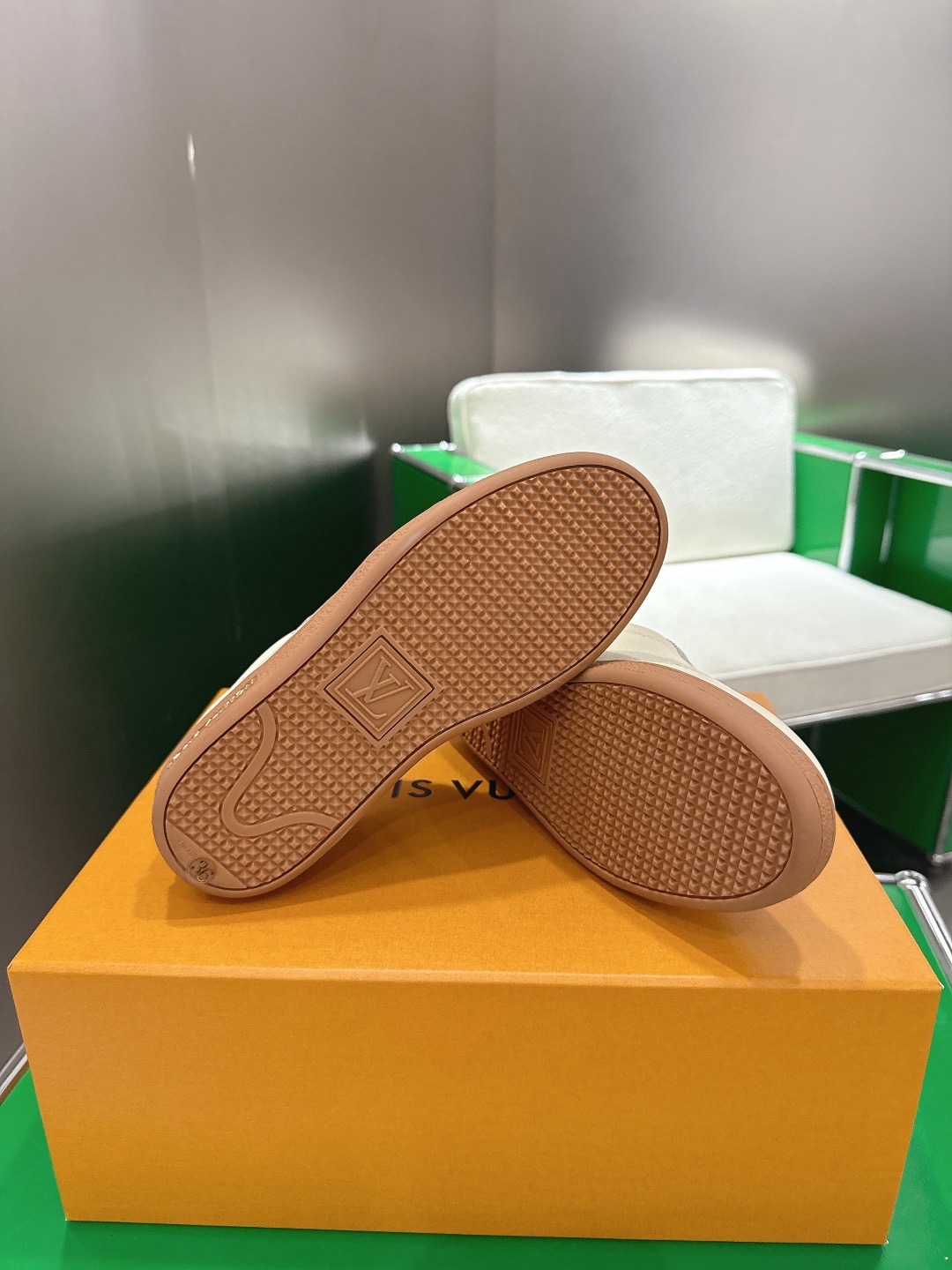 LOUIS VUITTON 루이비통 스니커즈 골드 9