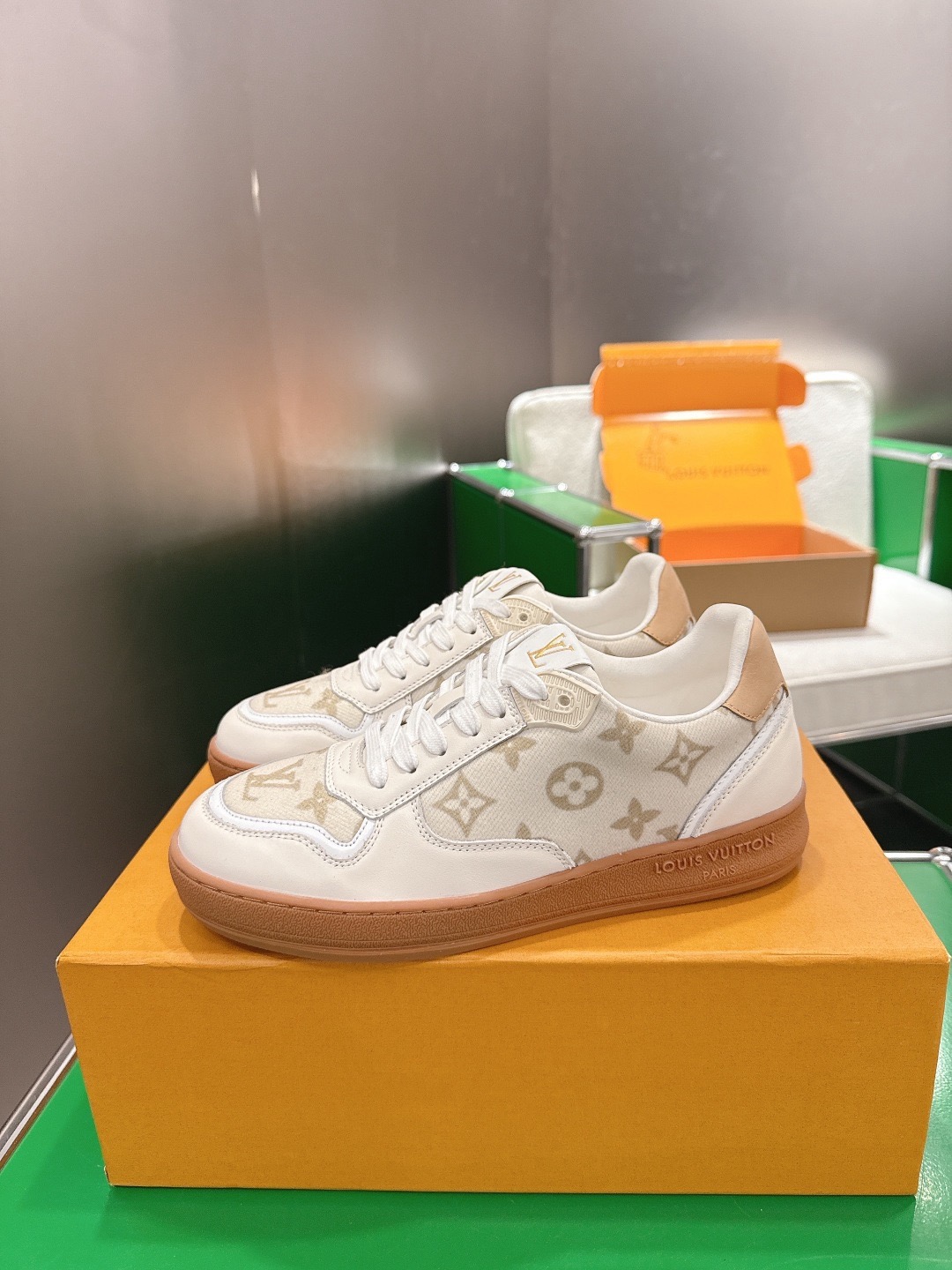 LOUIS VUITTON 루이비통 스니커즈 베이지 2