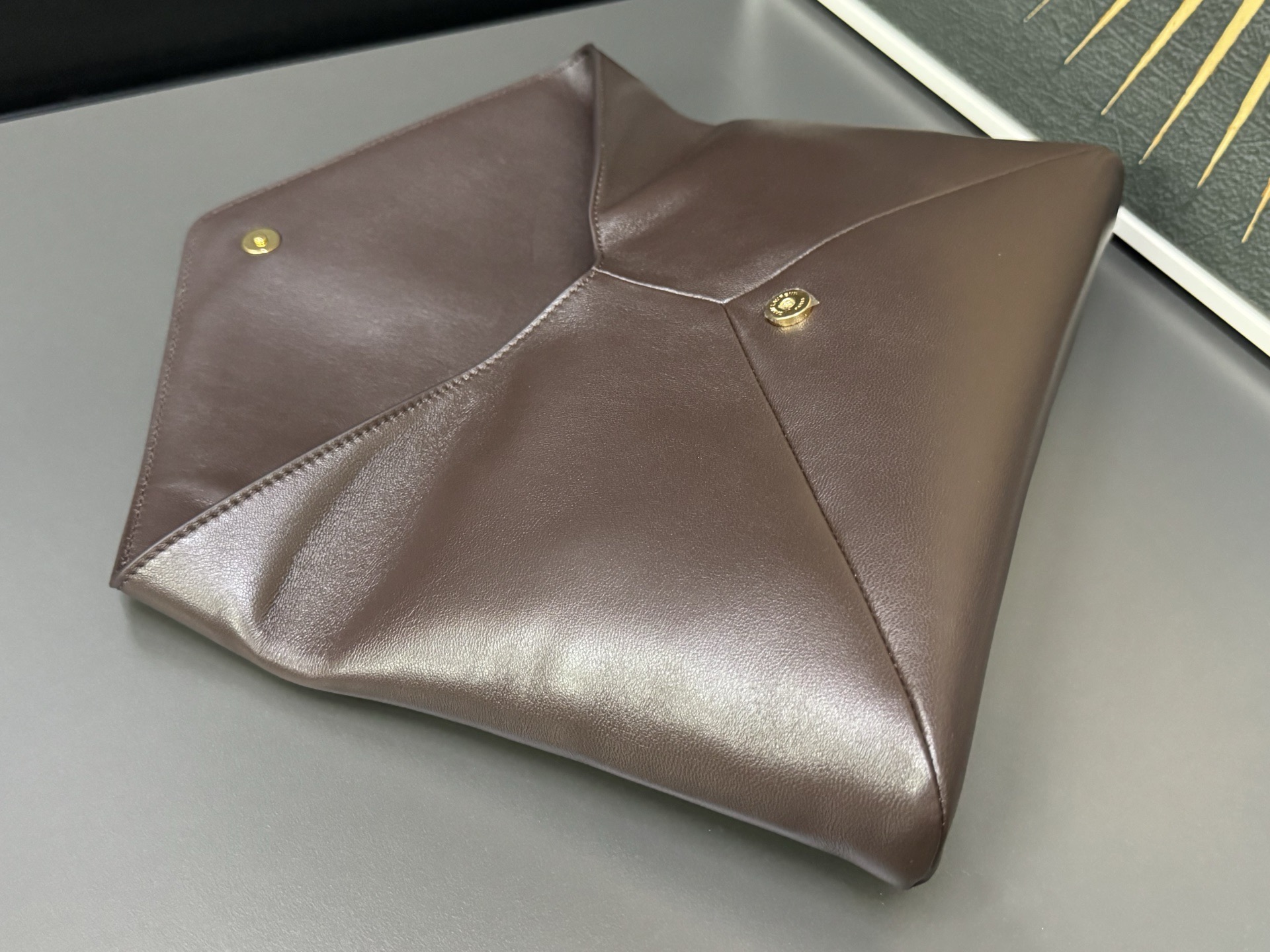 Saint Laurent Cassandre 생로랑 스웨이드 라지 엔벨로프 클러치/파우치백 9