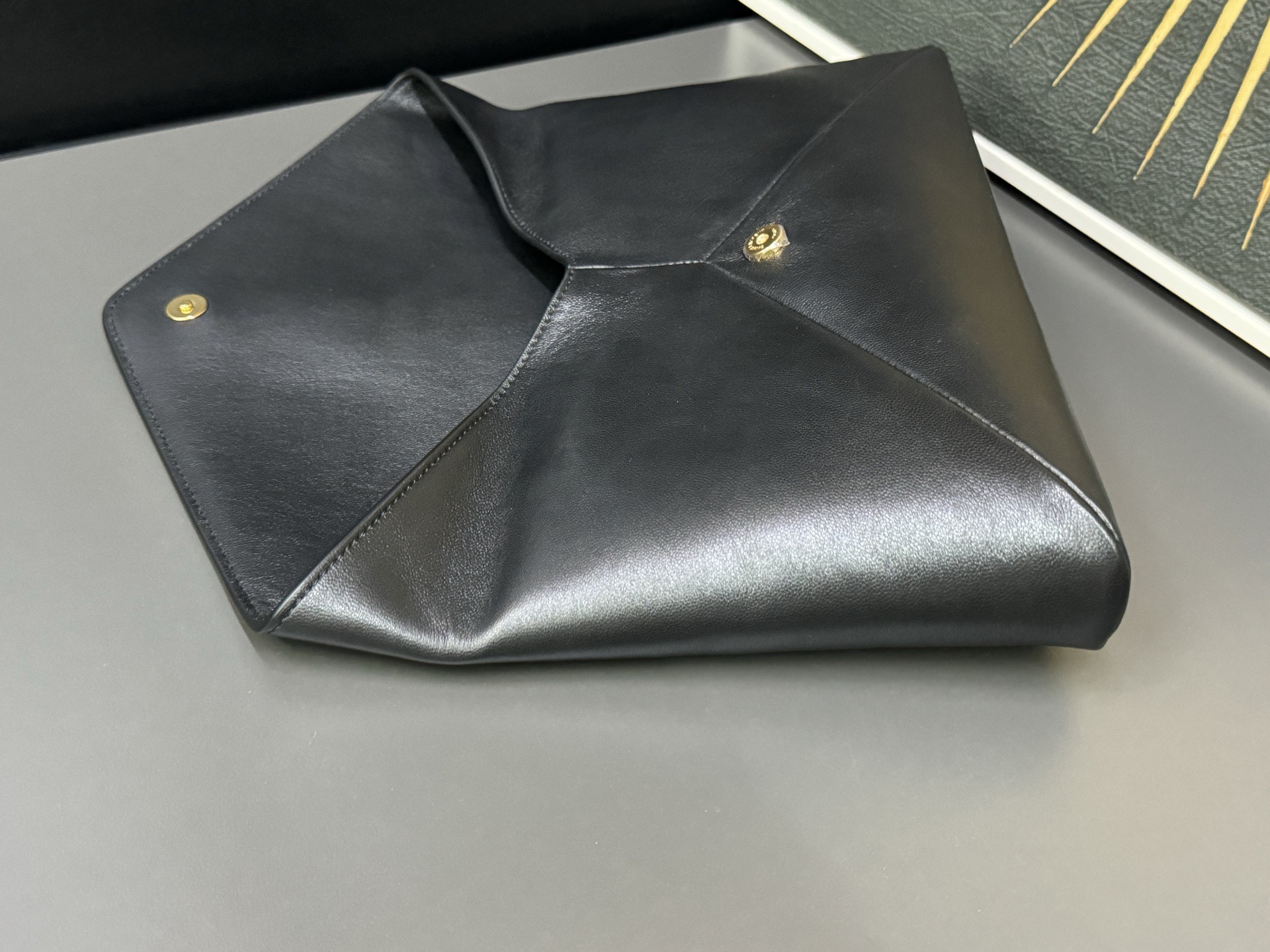 Saint Laurent Cassandre 생로랑 스웨이드 라지 엔벨로프 클러치/파우치백 9