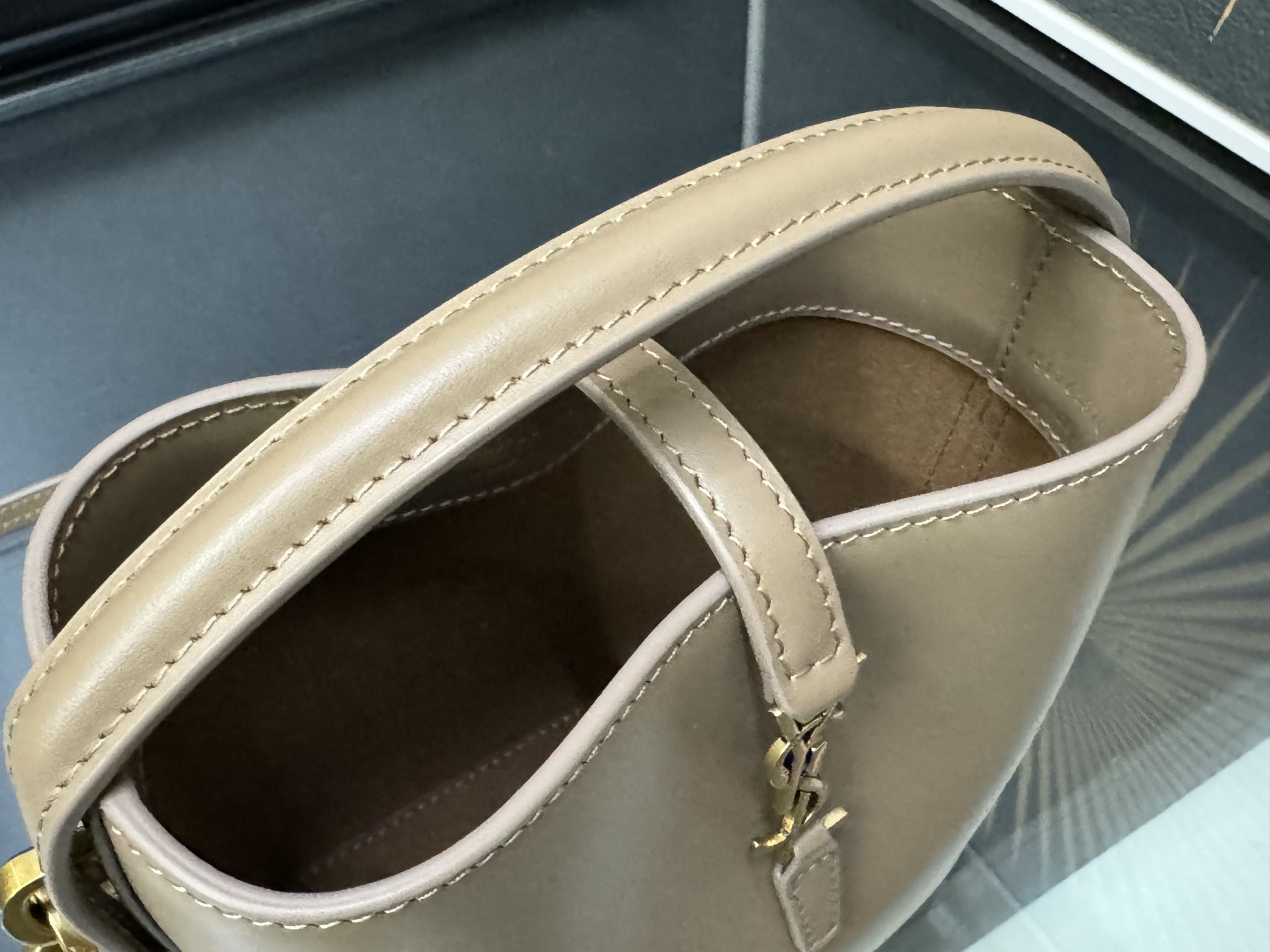 Saint Laurent LE 37 Mini Bucket 생로랑 LEO 37 미니 버킷백 4