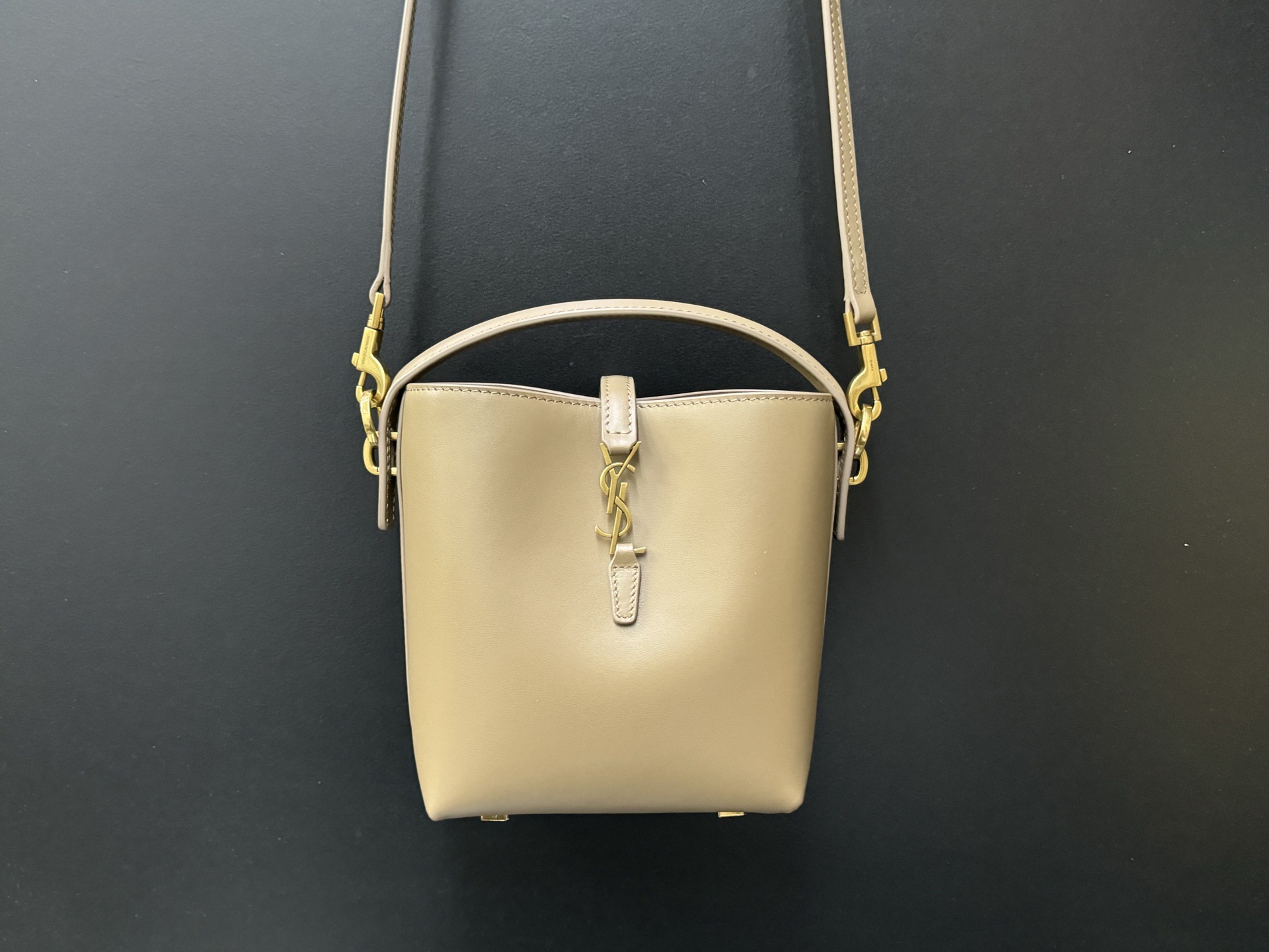 Saint Laurent LE 37 Mini Bucket 생로랑 LEO 37 미니 버킷백 9