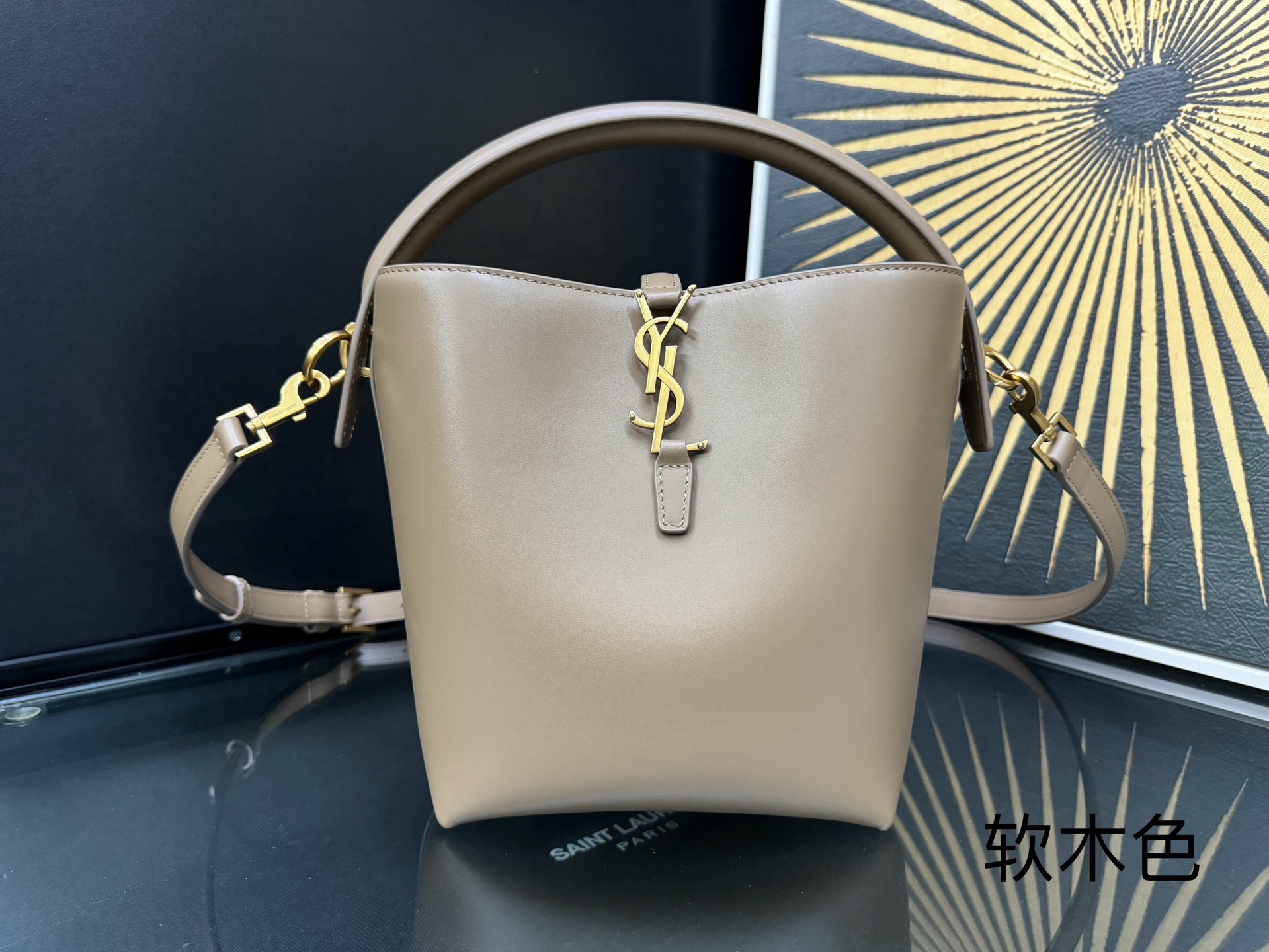 Saint Laurent Le 37 Small 생로랑 LE 37 컬렉션의 스몰 버킷백 1