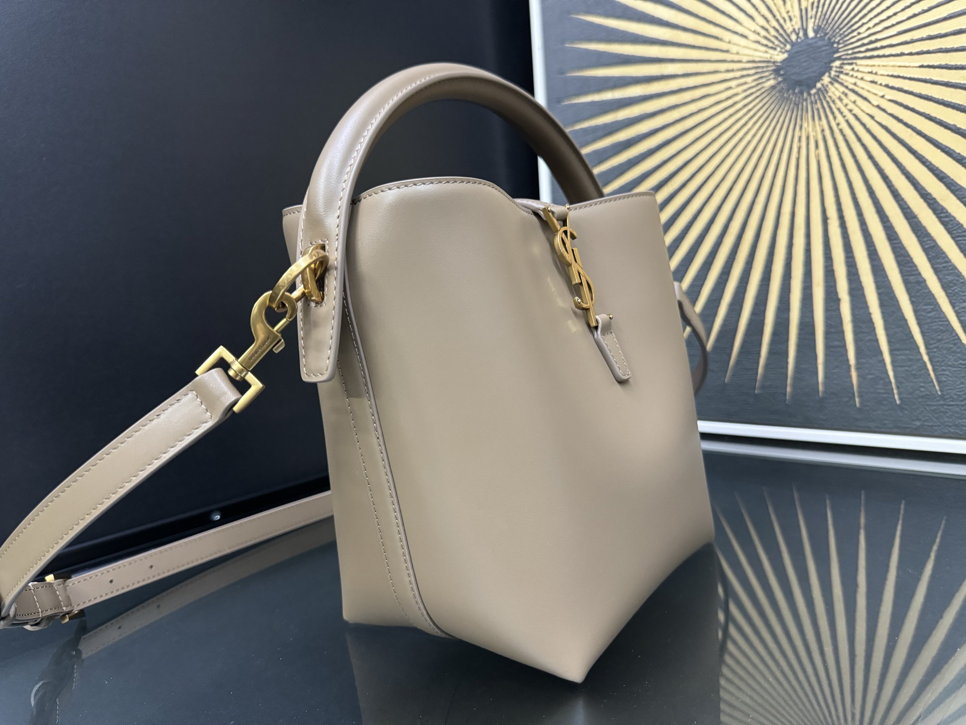 Saint Laurent Le 37 Small 생로랑 LE 37 컬렉션의 스몰 버킷백 2