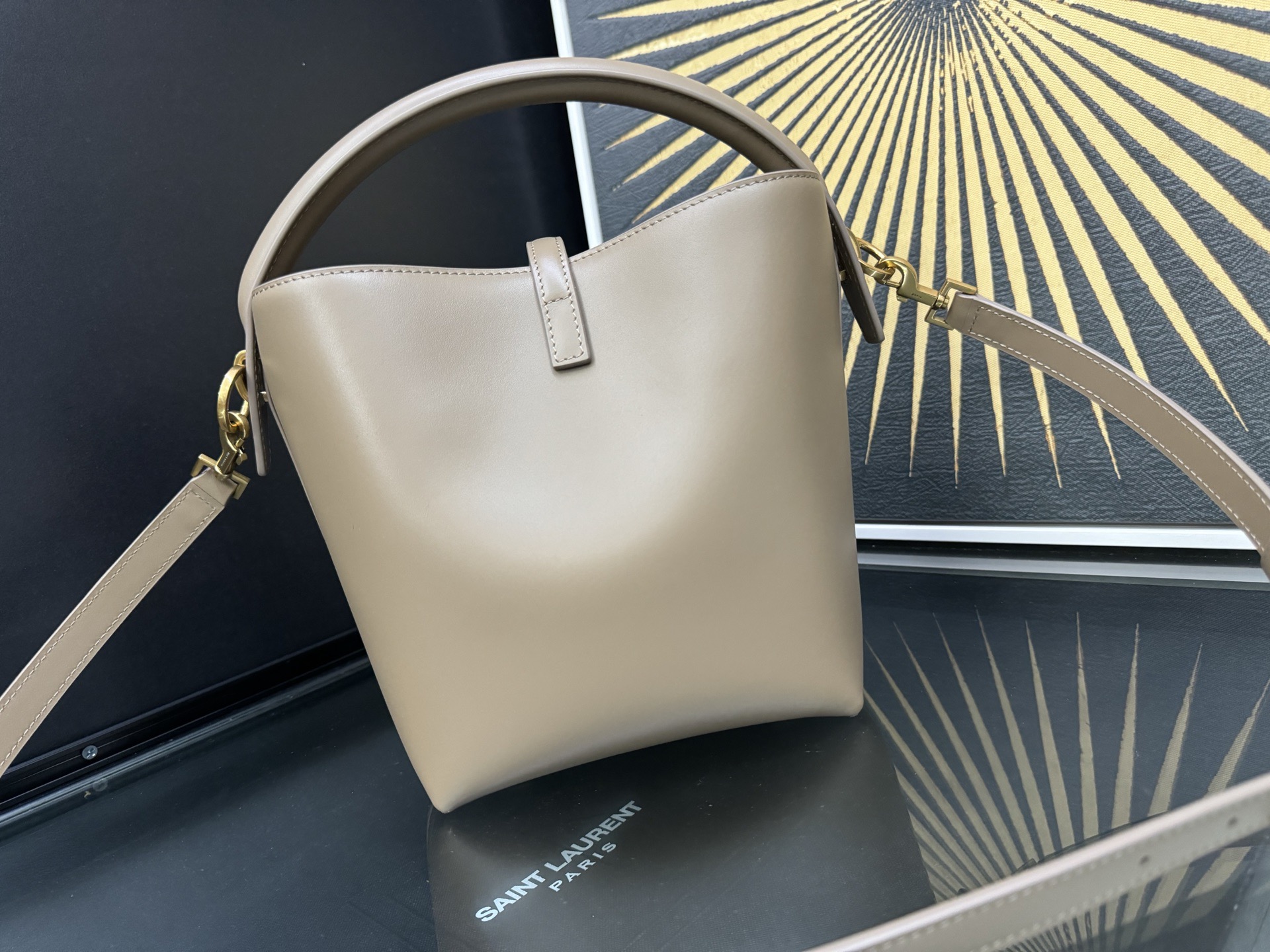 Saint Laurent Le 37 Small 생로랑 LE 37 컬렉션의 스몰 버킷백 3