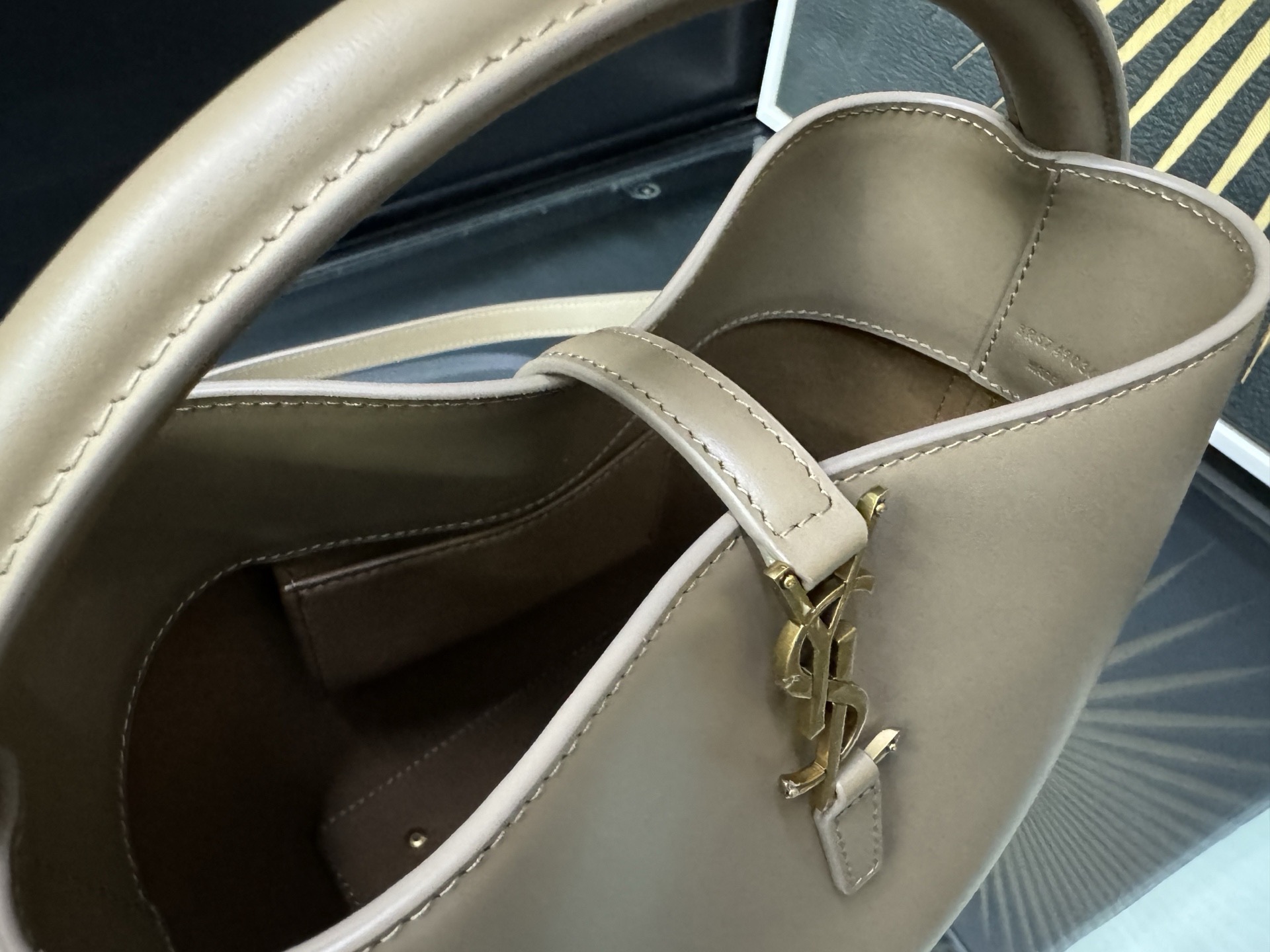 Saint Laurent Le 37 Small 생로랑 LE 37 컬렉션의 스몰 버킷백 4