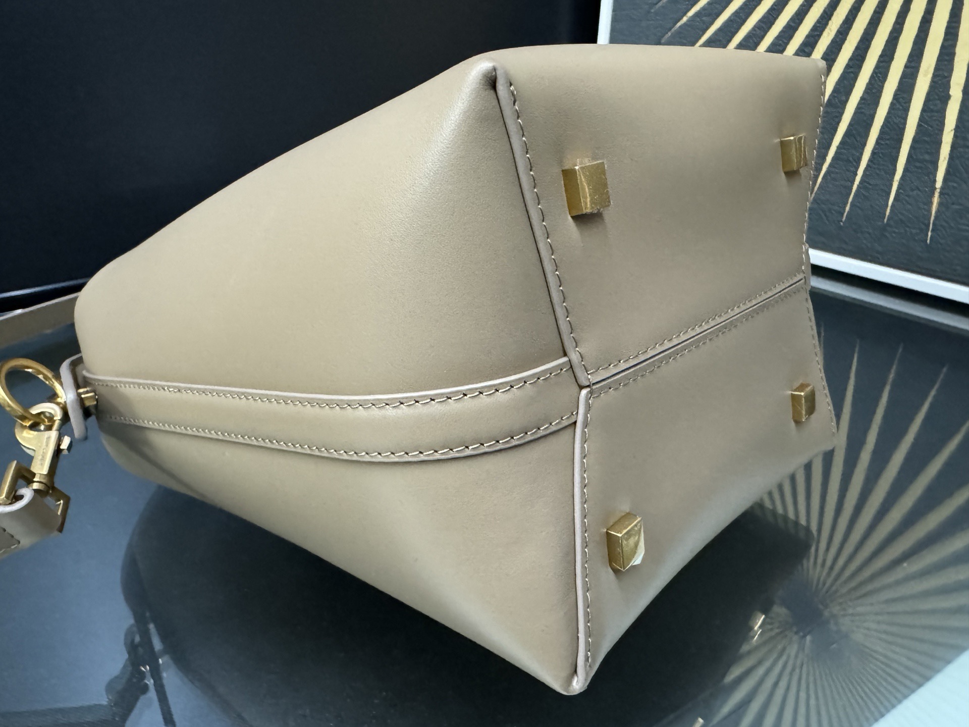 Saint Laurent Le 37 Small 생로랑 LE 37 컬렉션의 스몰 버킷백 5