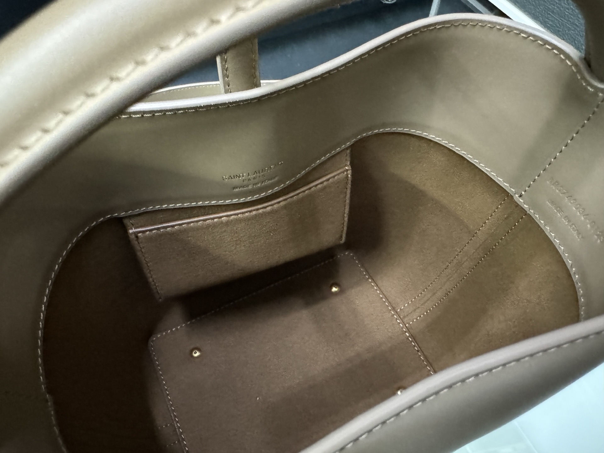 Saint Laurent Le 37 Small 생로랑 LE 37 컬렉션의 스몰 버킷백 6