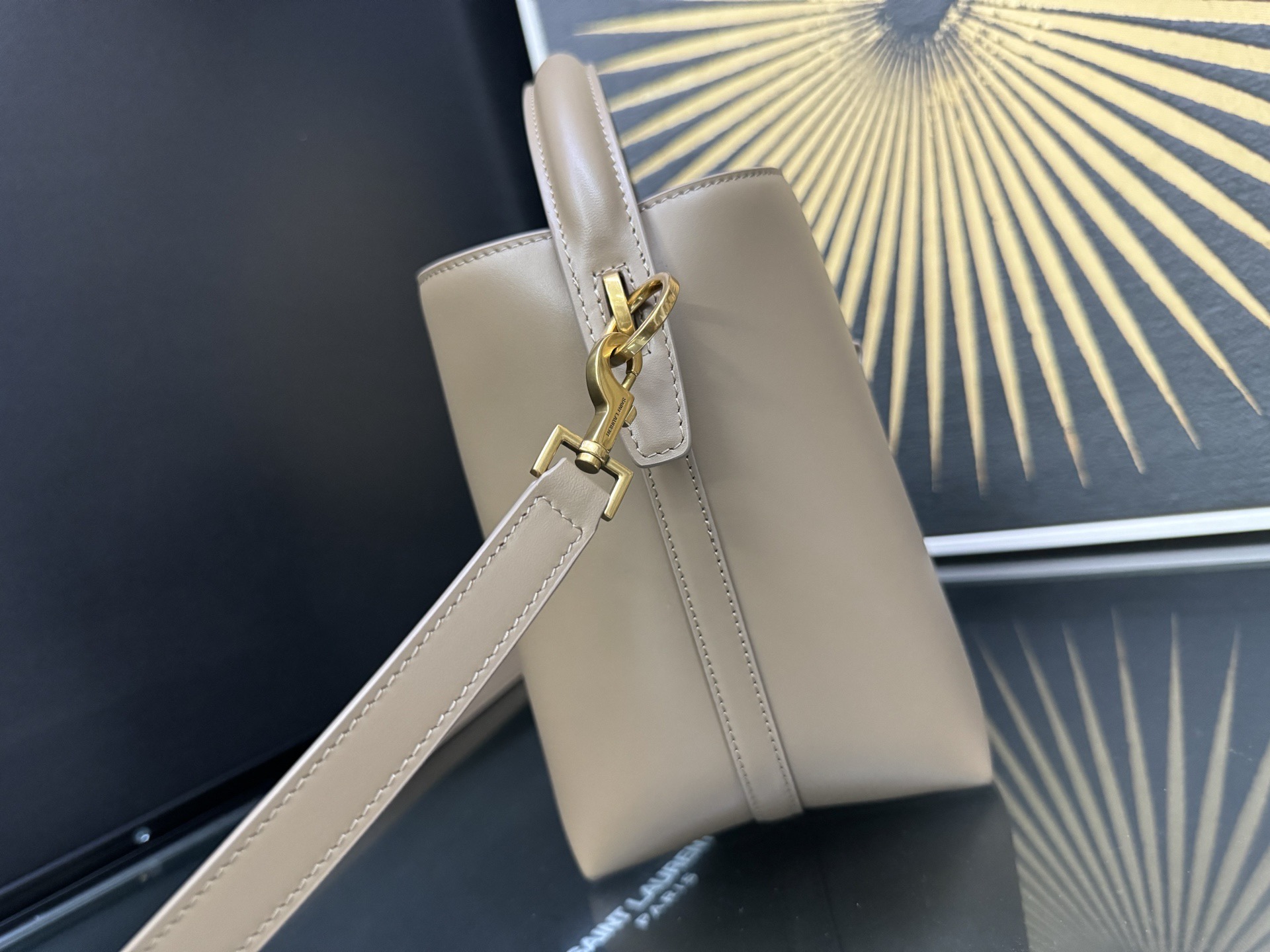 Saint Laurent Le 37 Small 생로랑 LE 37 컬렉션의 스몰 버킷백 7