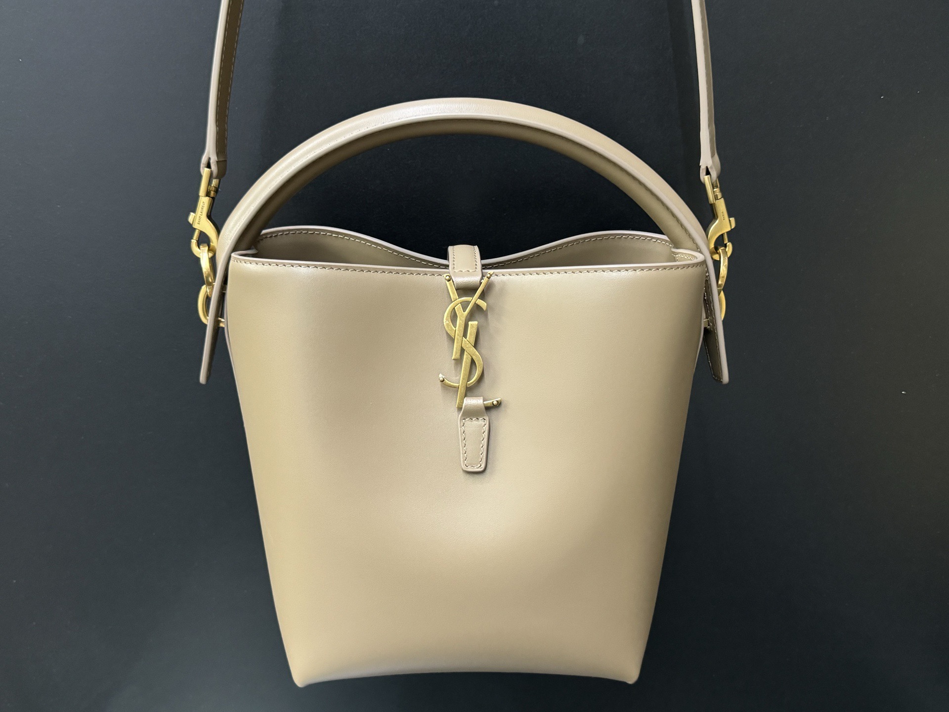 Saint Laurent Le 37 Small 생로랑 LE 37 컬렉션의 스몰 버킷백 8