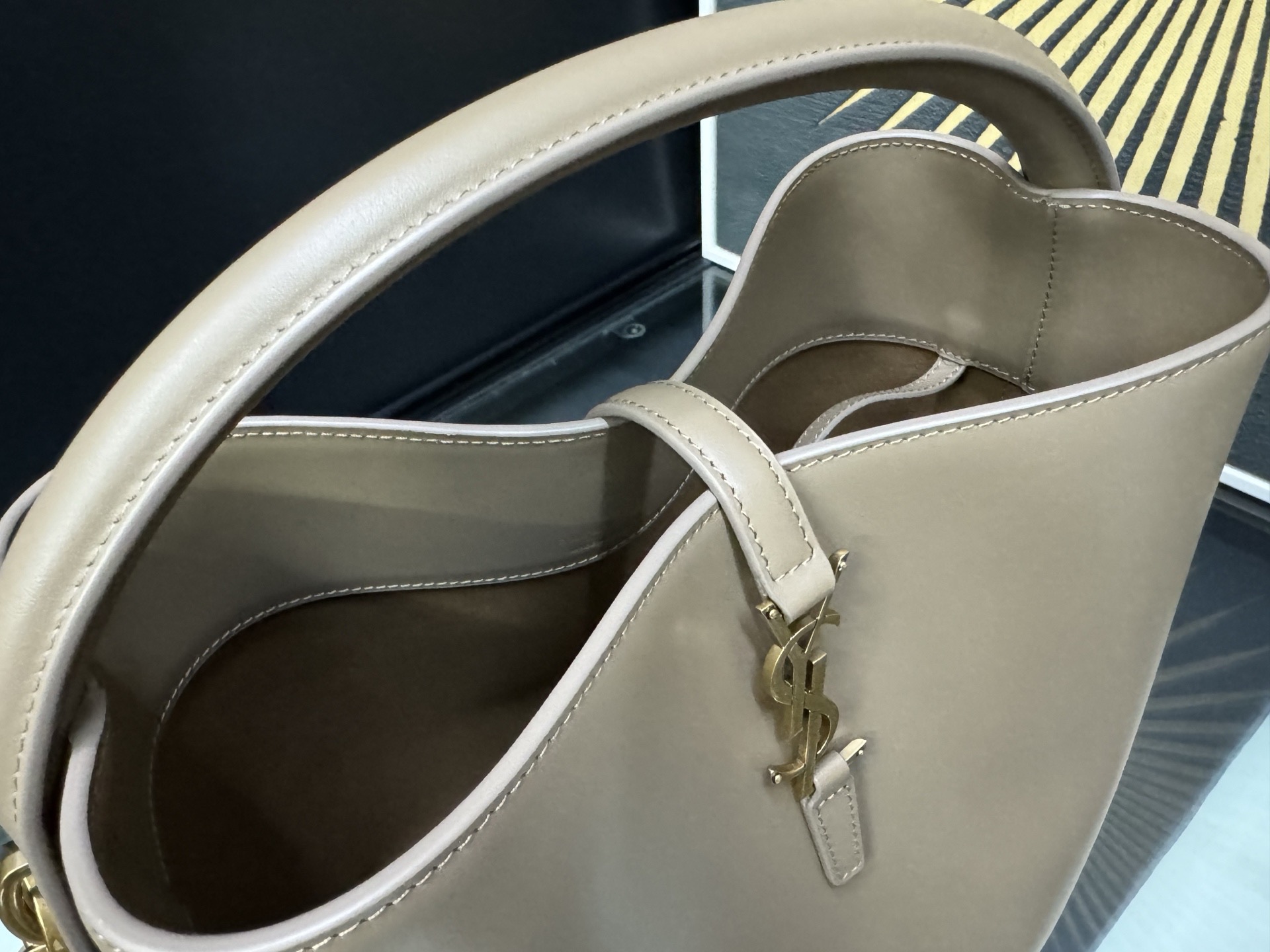 Saint Laurent Le 37 생로랑 Le 37 버킷 숄더/토트백 6