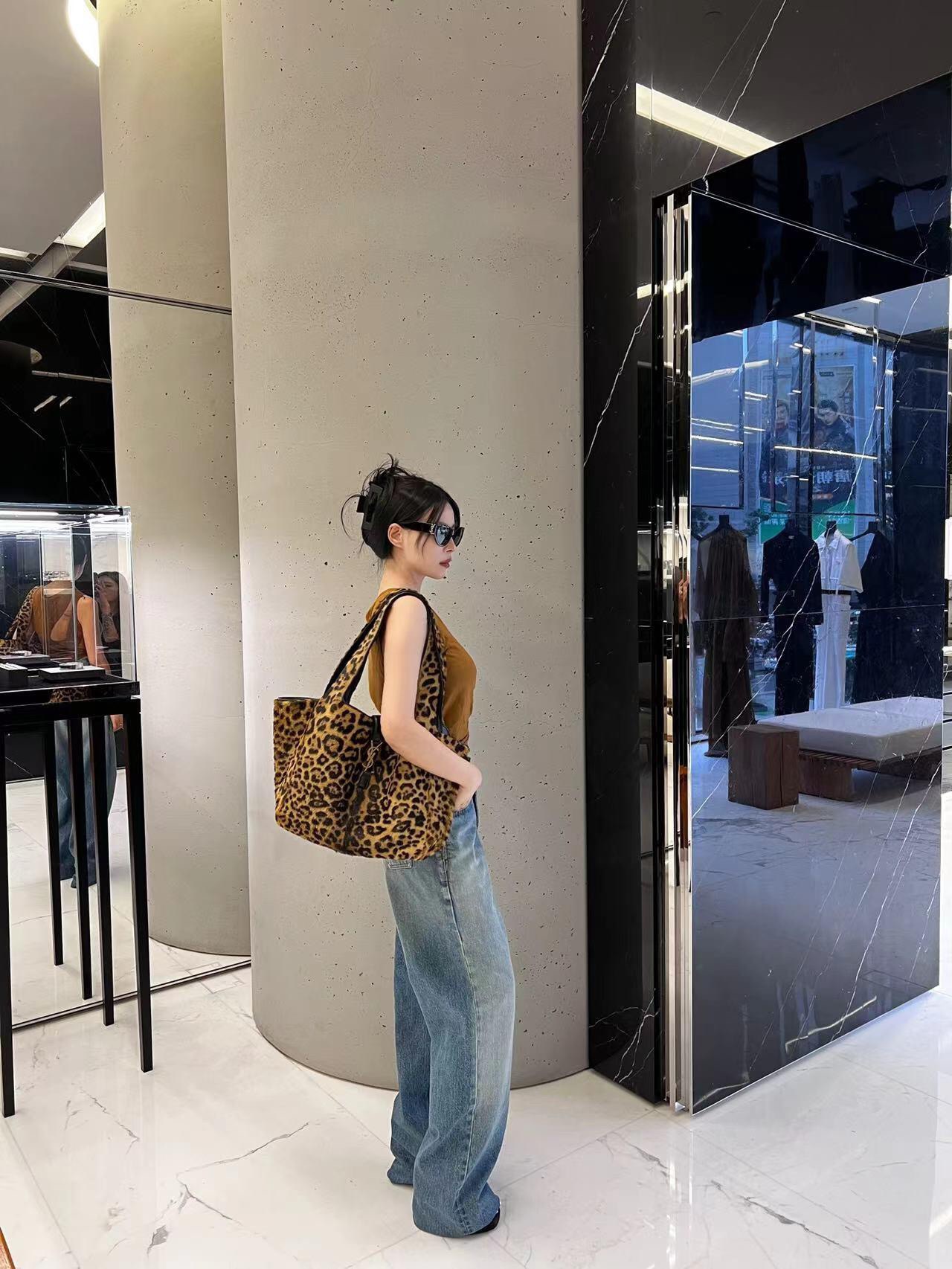 SAINT LAURENT 생로랑 베아 레오파드 헤어카프 쇼핑 토트 호보백 763435 2