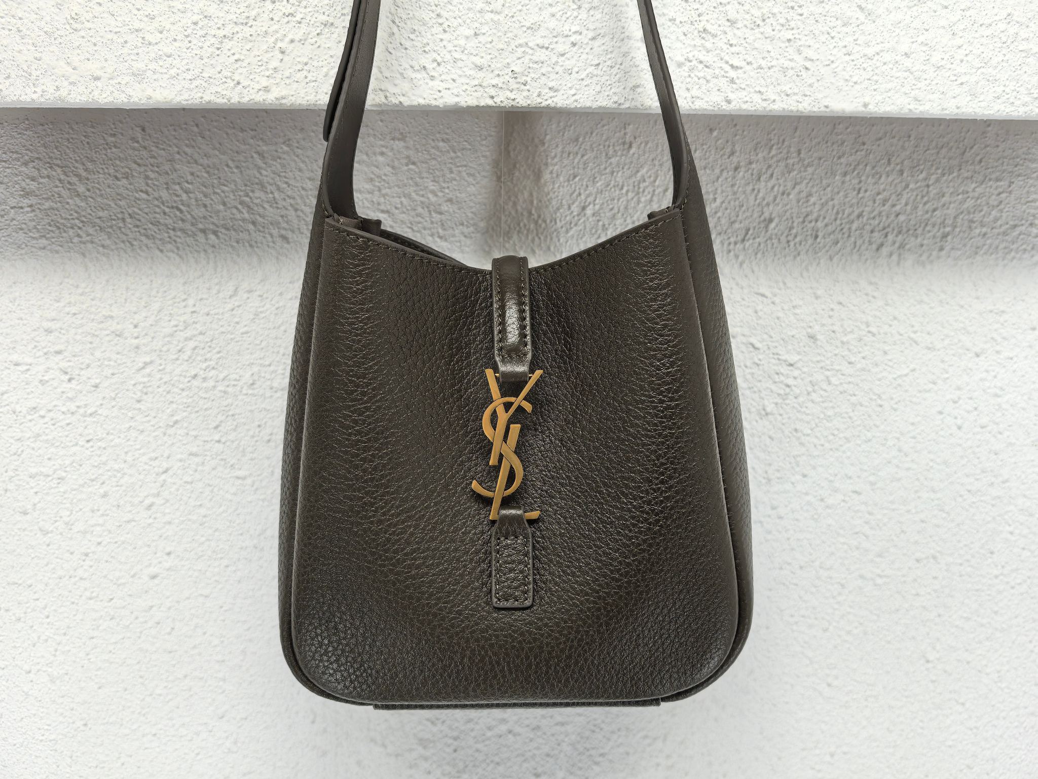 Saint Laurent 생로랑 르 5아7 미니 소프트 그레인 레더 호보백 1