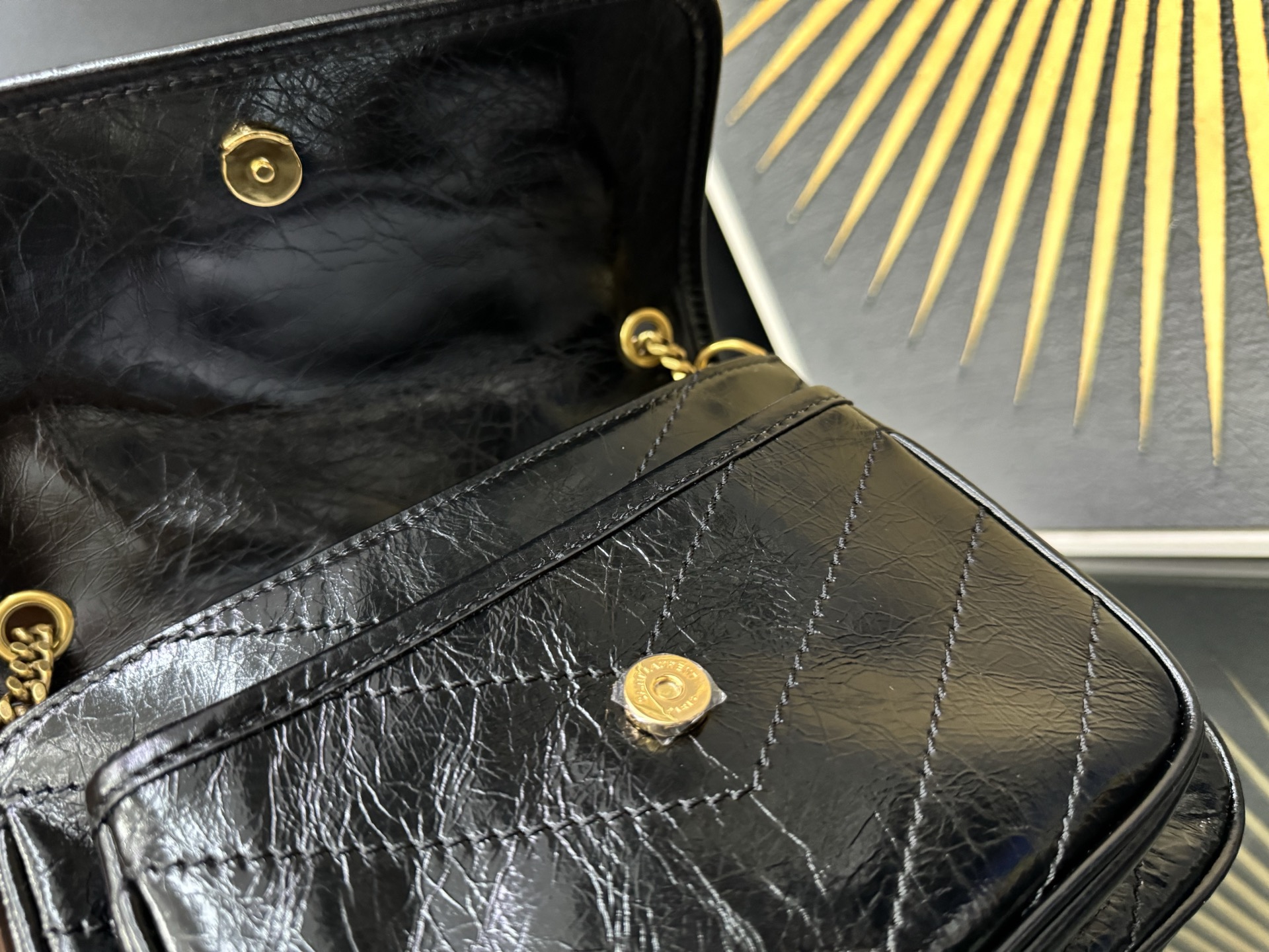 SAINT LAURENT 생로랑 니키 미디엄 크링클 빈티지 레더 숄더백 14