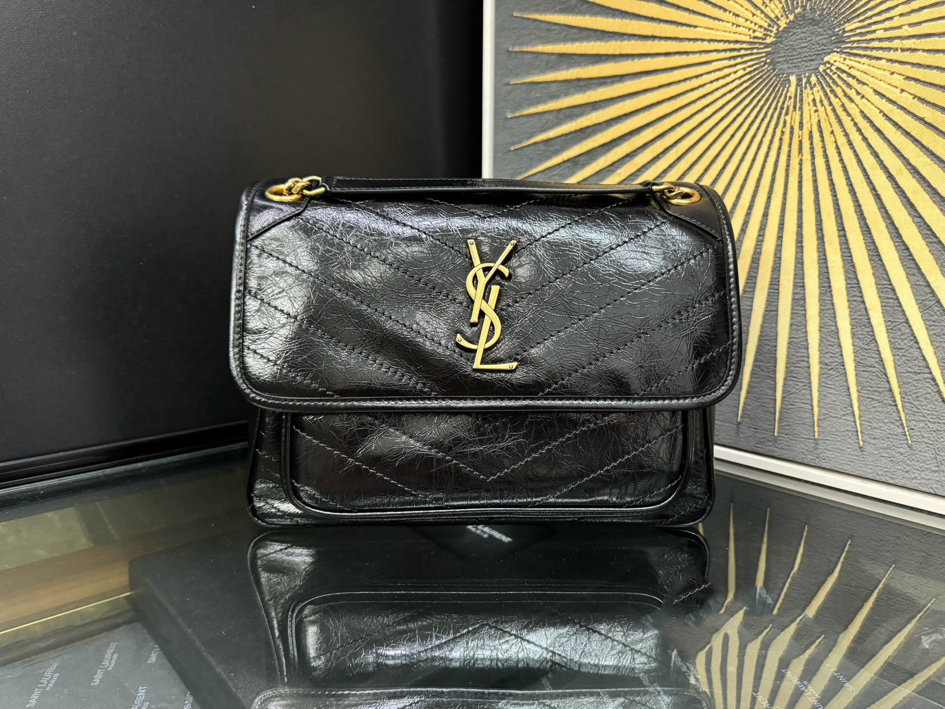 Saint Laurent 생로랑 니키 라지 크링클 빈티지 레더 숄더백 633158 1