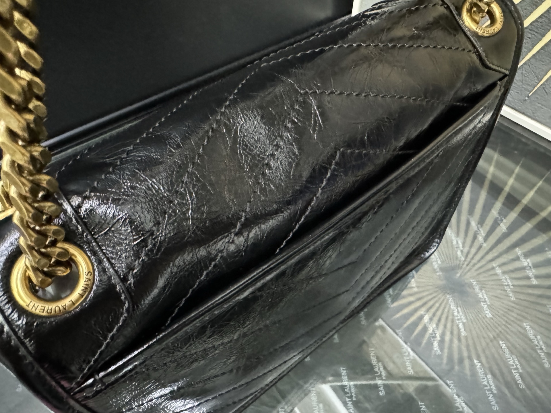 Saint Laurent 생로랑 니키 라지 크링클 빈티지 레더 숄더백 633158 4