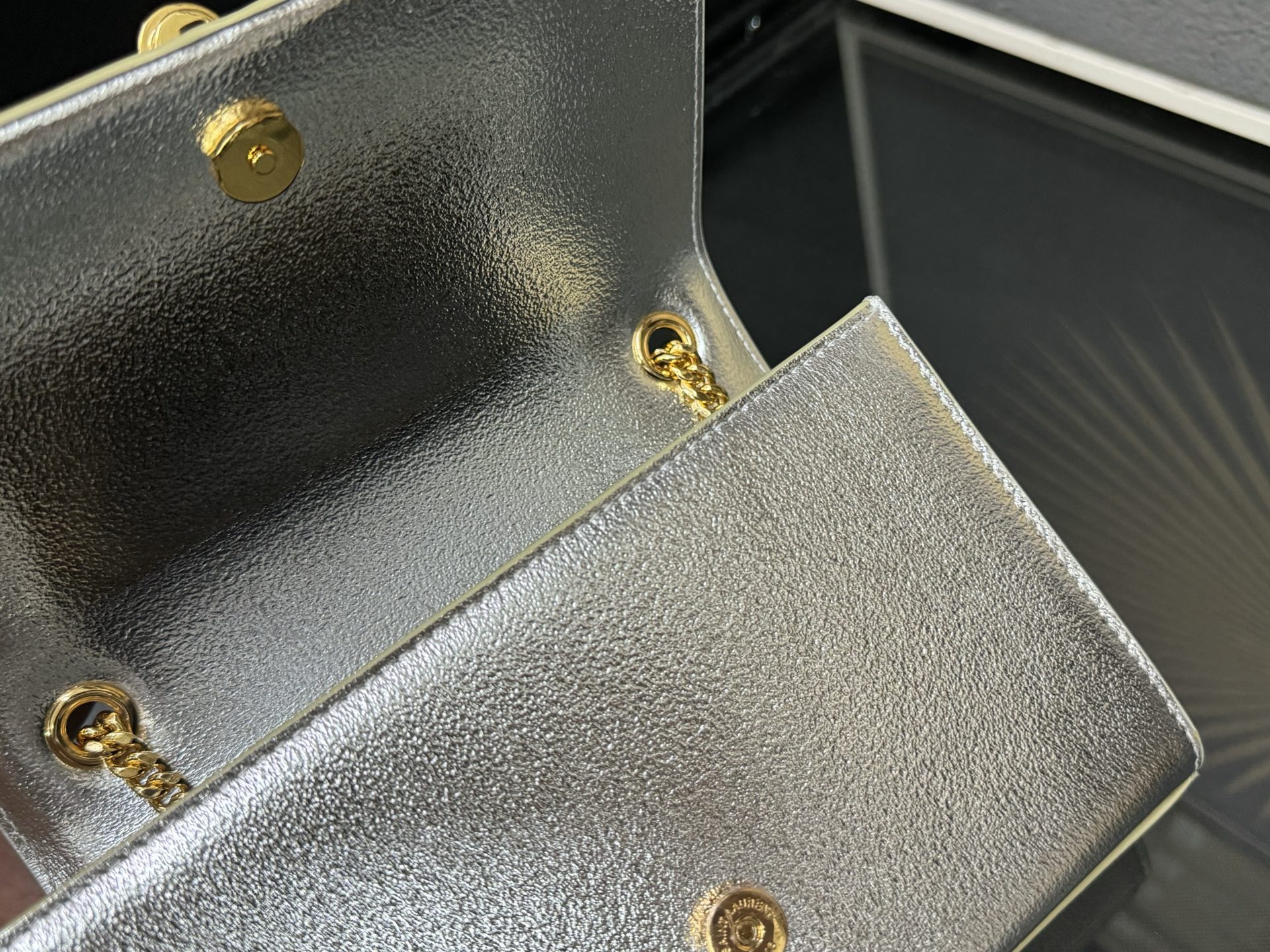 Saint Laurent Kate 20 Chain Bag 생로랑 케이트 20 체인백 메탈릭 가죽 6