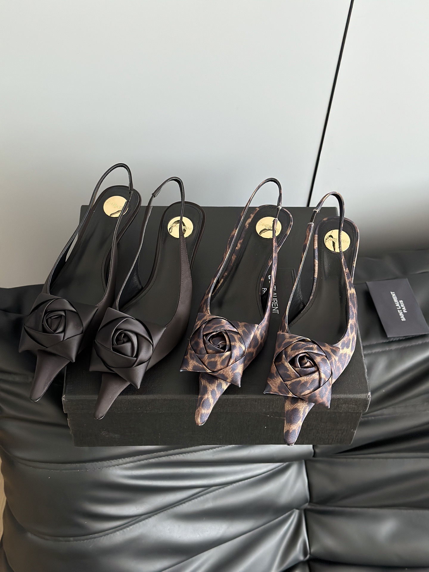 SAINT LAURENT 생로랑 로즈 장식 하이힐 레오파드 1