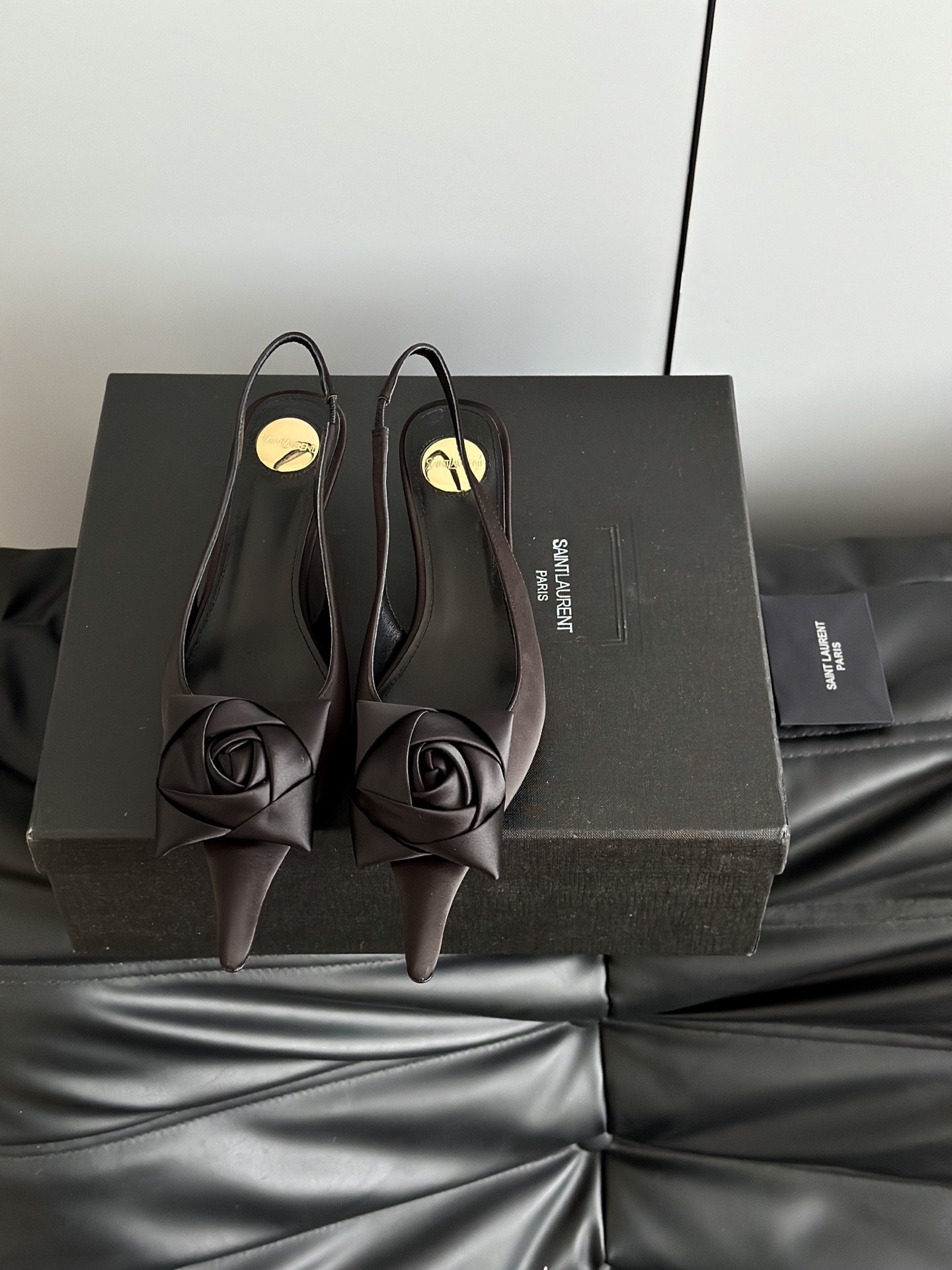 SAINT LAURENT 생로랑 로즈 장식 하이힐 레오파드 1