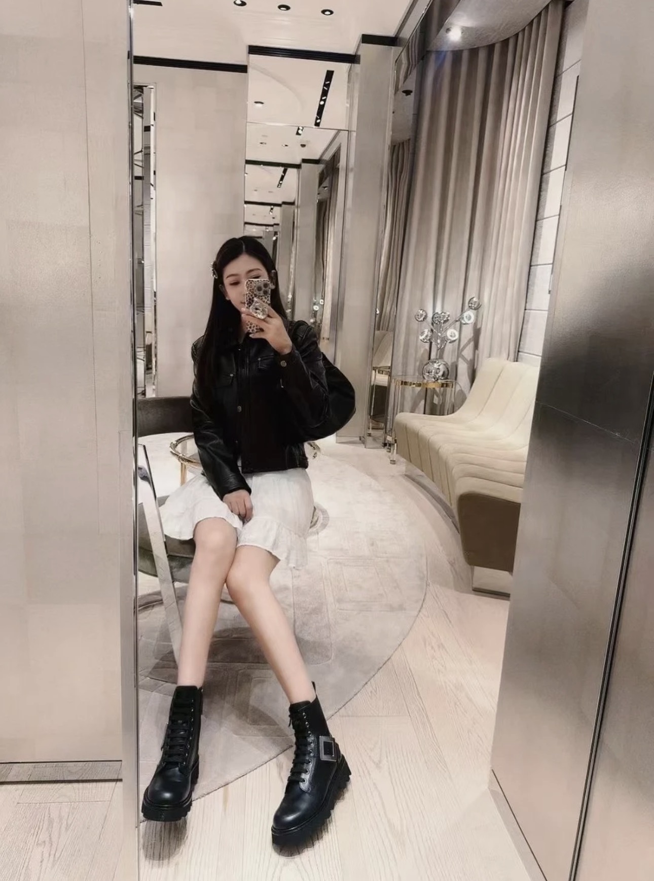 Roger Vivier 로저 비비에 Roger Vivier 로저 비비에 브이브 메탈 버클 러그솔 앵클부츠 1