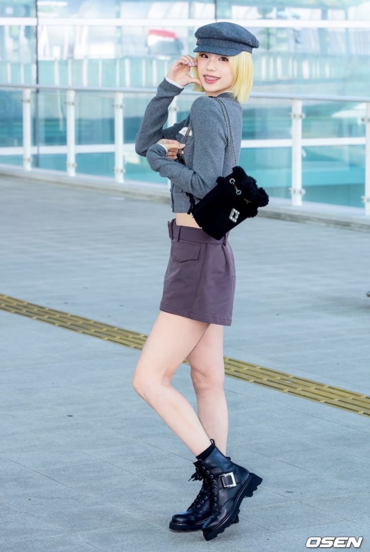 Roger Vivier 로저 비비에 Roger Vivier 로저 비비에 브이브 메탈 버클 러그솔 앵클부츠 4