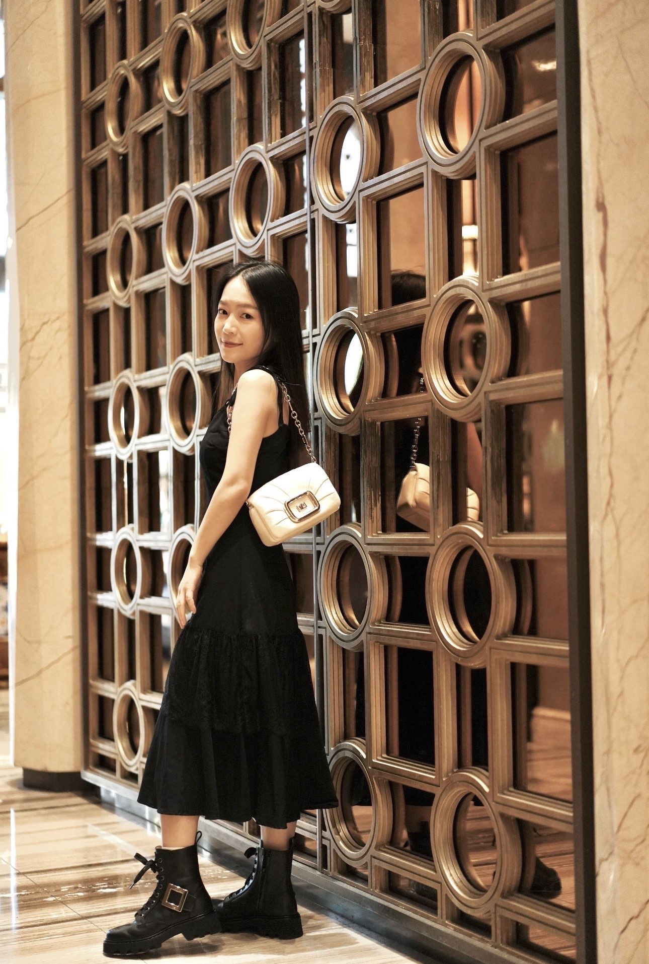 Roger Vivier 로저 비비에 Roger Vivier 로저 비비에 브이브 메탈 버클 러그솔 앵클부츠 5