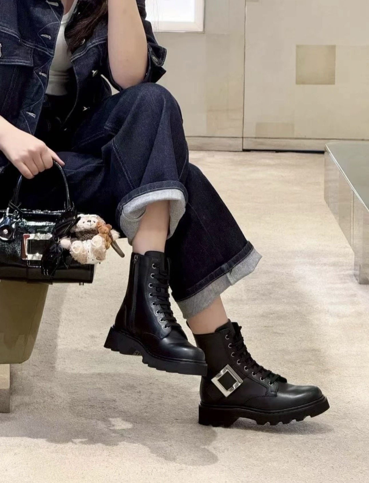 Roger Vivier 로저 비비에 Roger Vivier 로저 비비에 브이브 메탈 버클 러그솔 앵클부츠 6