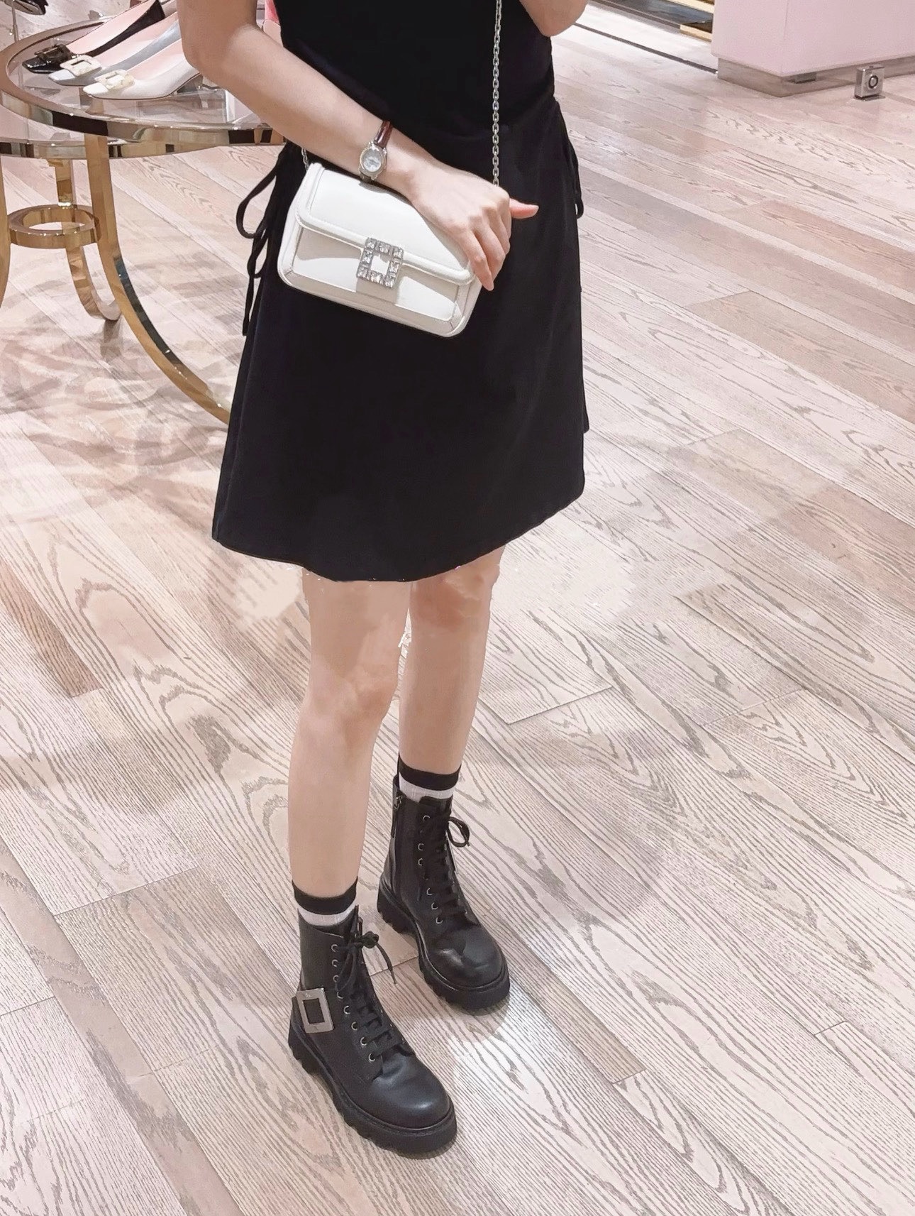 Roger Vivier 로저 비비에 Roger Vivier 로저 비비에 브이브 메탈 버클 러그솔 앵클부츠 7