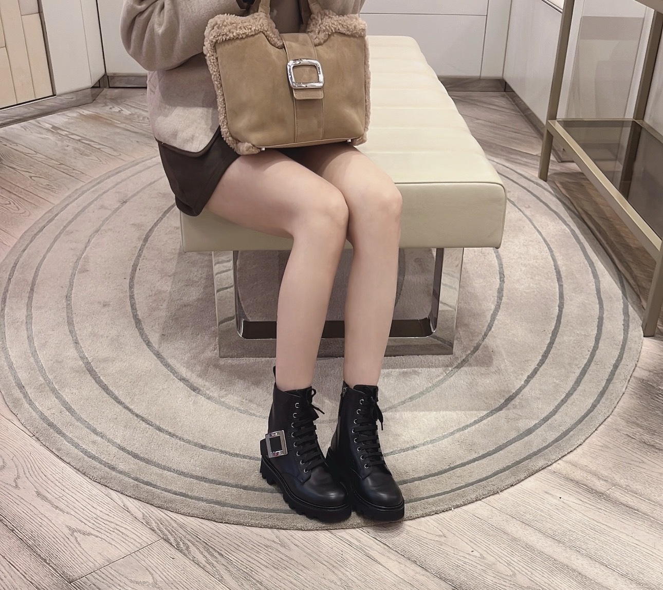 Roger Vivier 로저 비비에 Roger Vivier 로저 비비에 브이브 메탈 버클 러그솔 앵클부츠 9