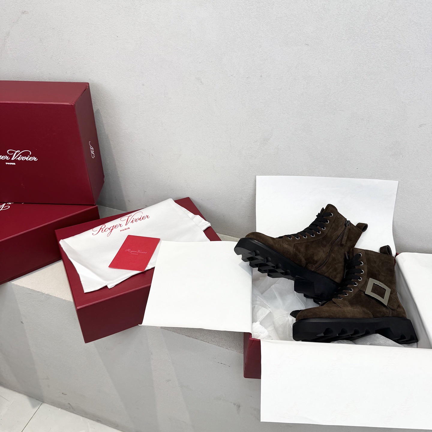 Roger Vivier 로저 비비에 Roger Vivier 로저 비비에 브이브 메탈 버클 러그솔 앵클부츠 10