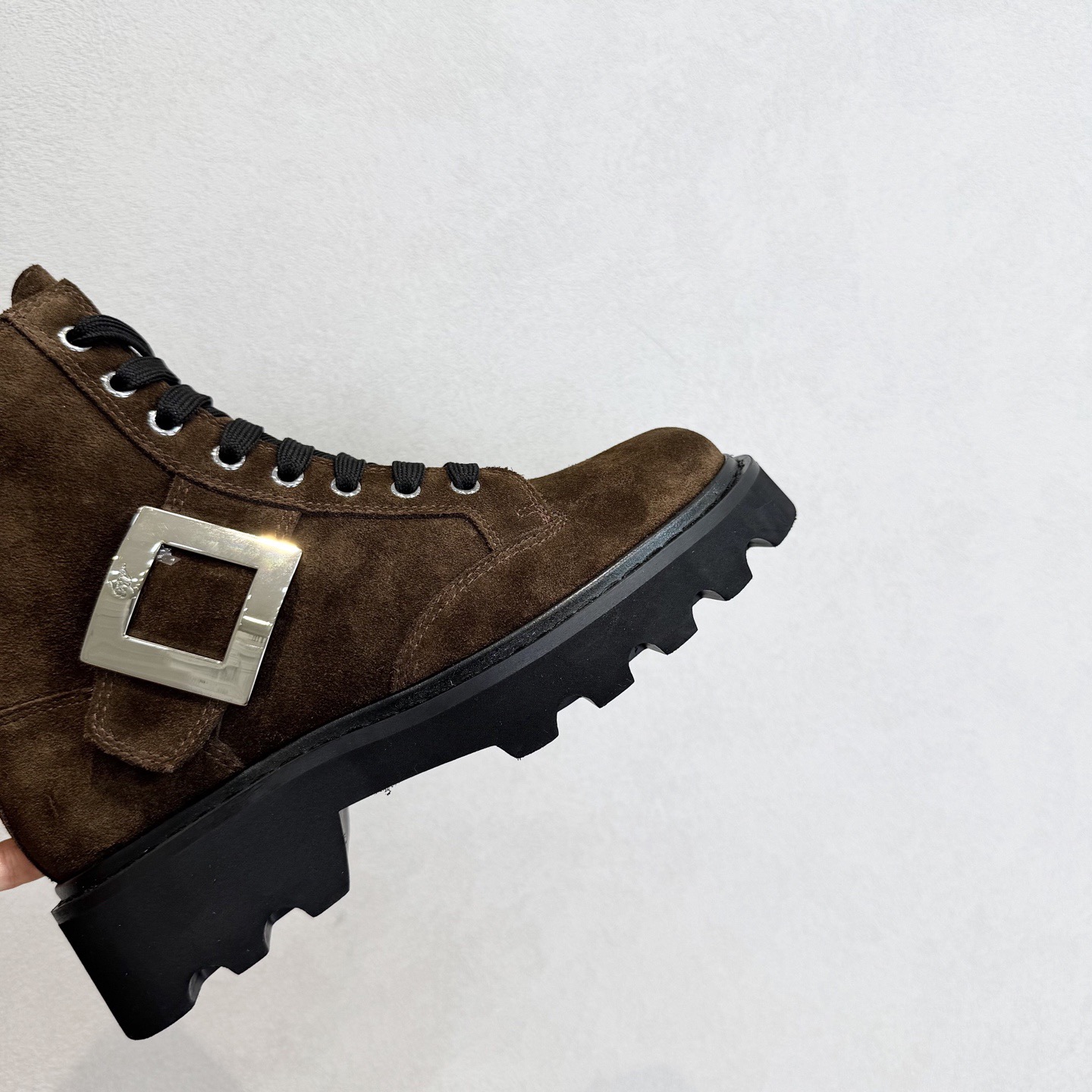 Roger Vivier 로저 비비에 Roger Vivier 로저 비비에 브이브 메탈 버클 러그솔 앵클부츠 12