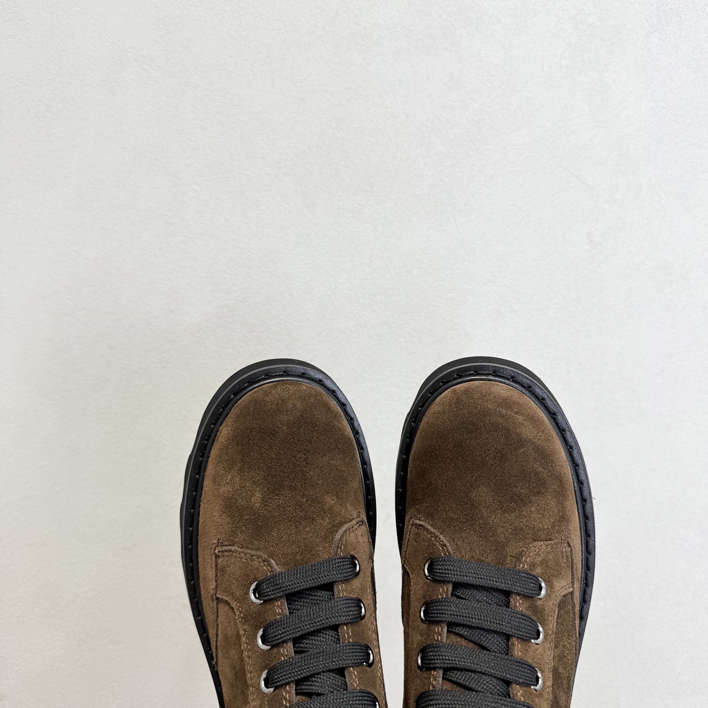 Roger Vivier 로저 비비에 Roger Vivier 로저 비비에 브이브 메탈 버클 러그솔 앵클부츠 14