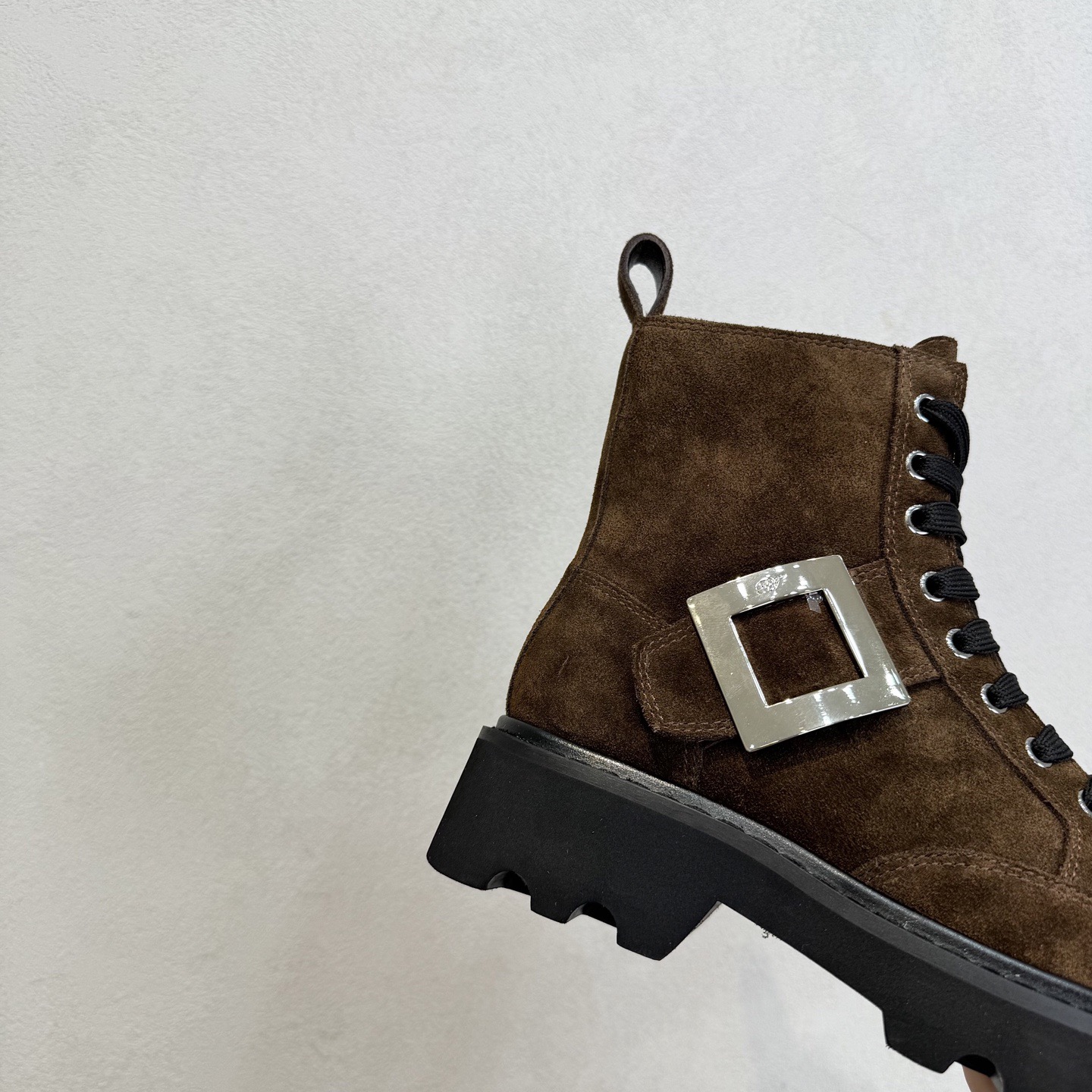 Roger Vivier 로저 비비에 Roger Vivier 로저 비비에 브이브 메탈 버클 러그솔 앵클부츠 15