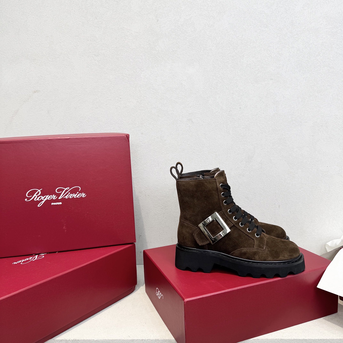 Roger Vivier 로저 비비에 Roger Vivier 로저 비비에 브이브 메탈 버클 러그솔 앵클부츠 16